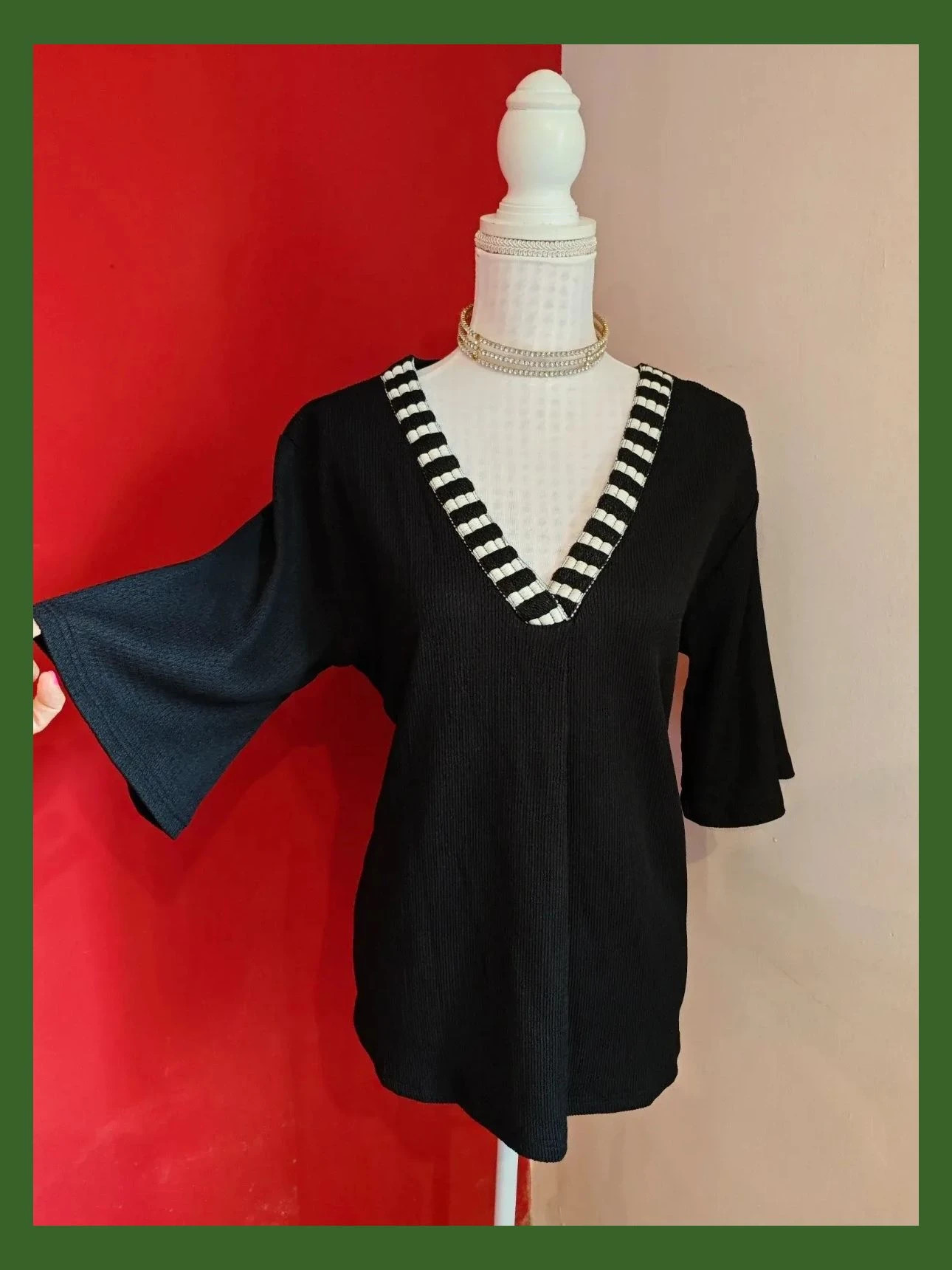 🌺 Elegante blusa negra con bordados negro y blanco en el cuello de pico – El Corte Inglés – taille XXL / 44 / 16 3