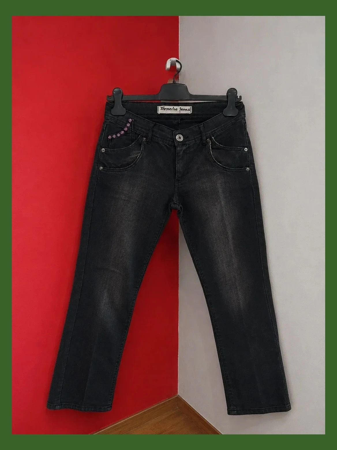 🌺 Elegante vaquero negro deslavado con abalorios y cremallera en bolsillos traseros, de Ferrache