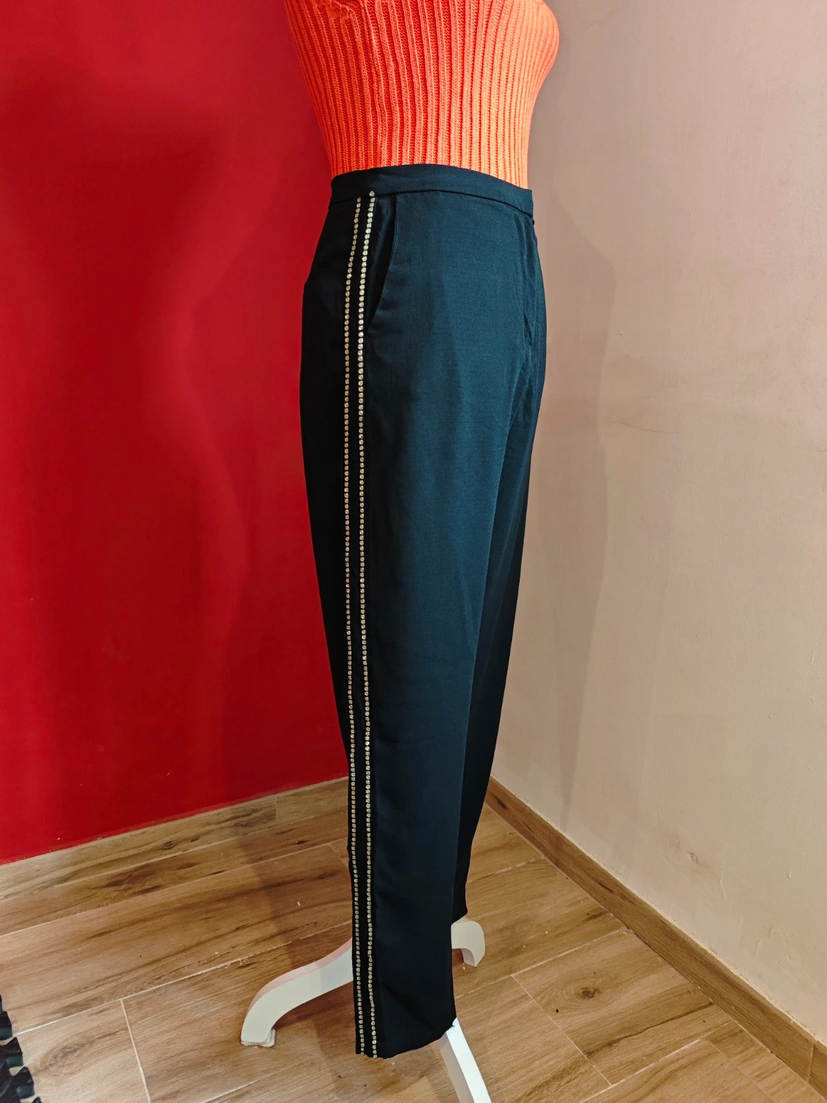🌺Elegante pantalón negro de tela fina con dos tiras de brillantes en laterales, talla S – Sweewë – taille S / 36 / 8 2