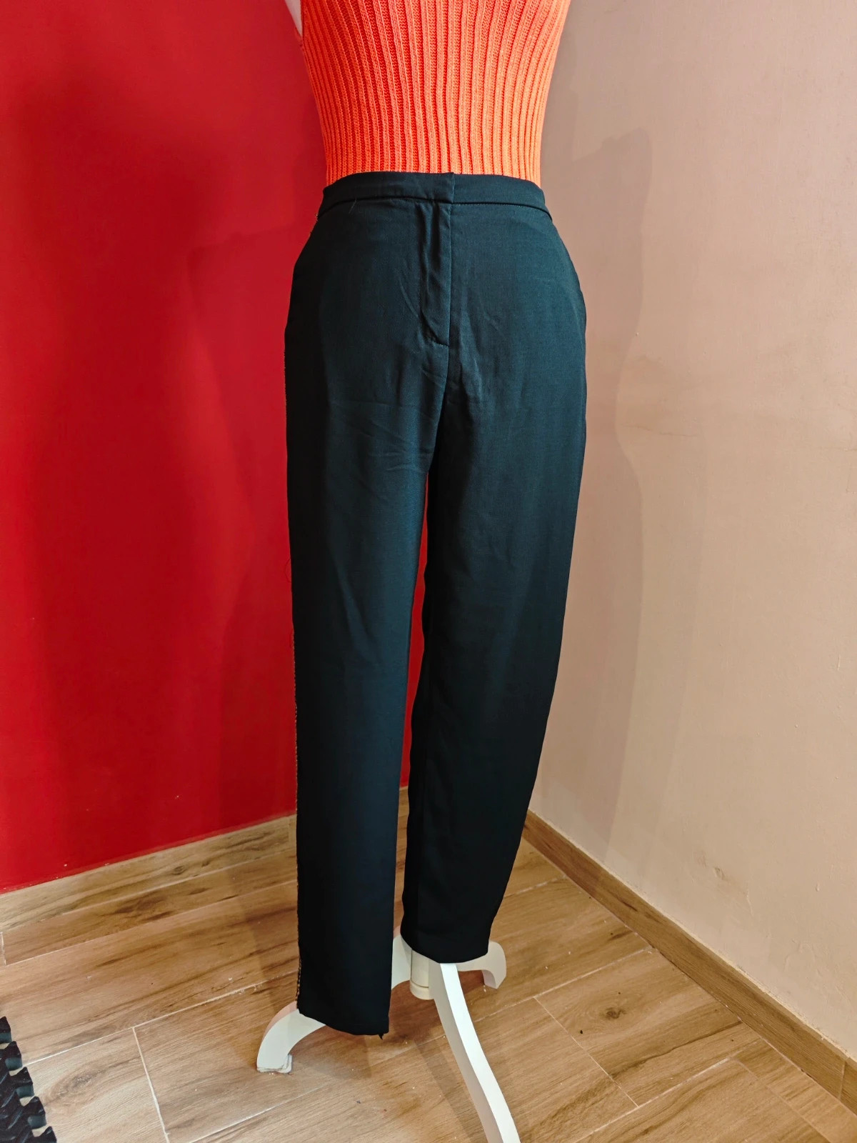 🌺Elegante pantalón negro de tela fina con dos tiras de brillantes en laterales, talla S – Sweewë – taille S / 36 / 8 3