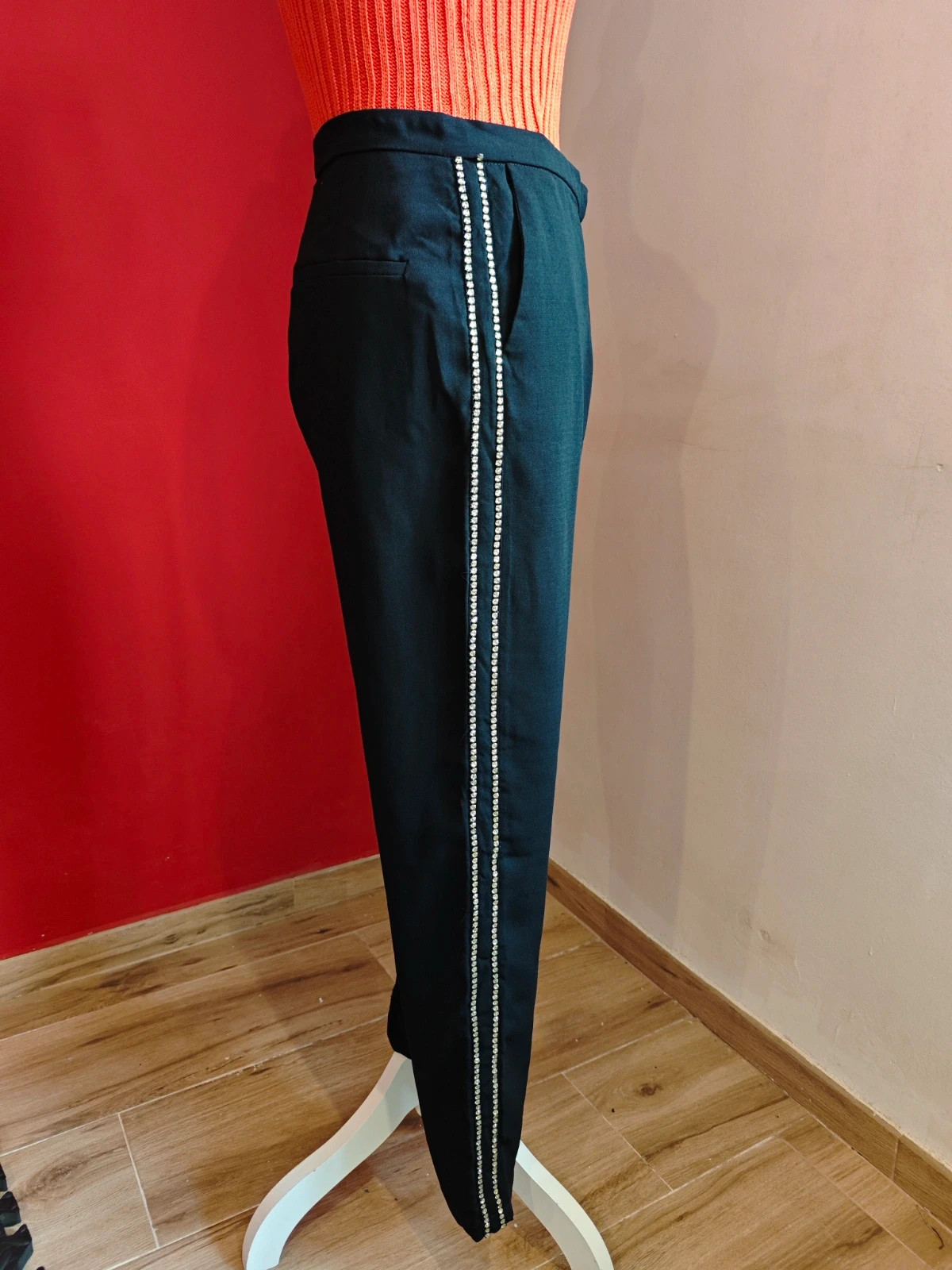 🌺Elegante pantalón negro de tela fina con dos tiras de brillantes en laterales, talla S – Sweewë – taille S / 36 / 8 4