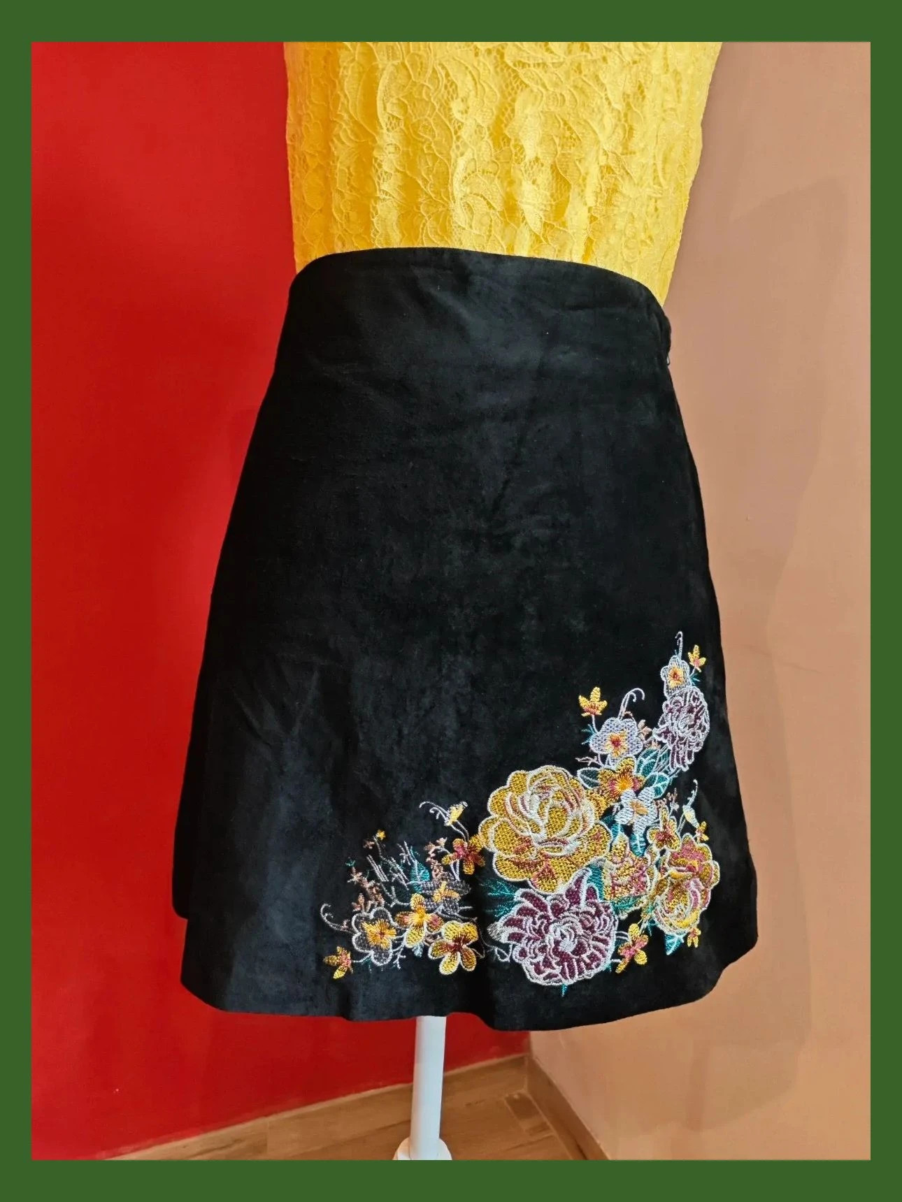🌺 Preciosa minifalda de ante negro con bordados florales – Massimo Fabbro – taille M / 38 / 10 3