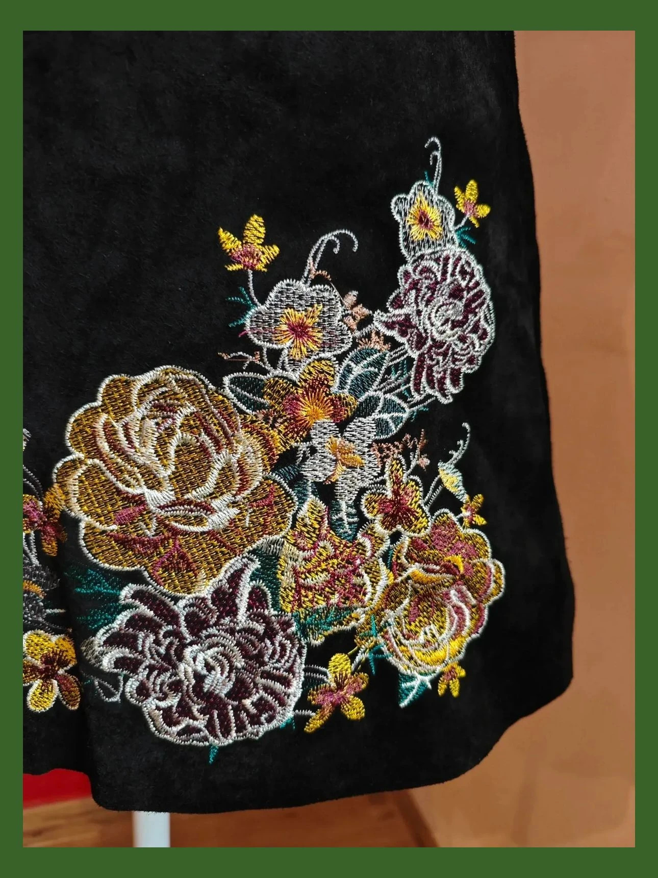 🌺 Preciosa minifalda de ante negro con bordados florales – Massimo Fabbro – taille M / 38 / 10 4