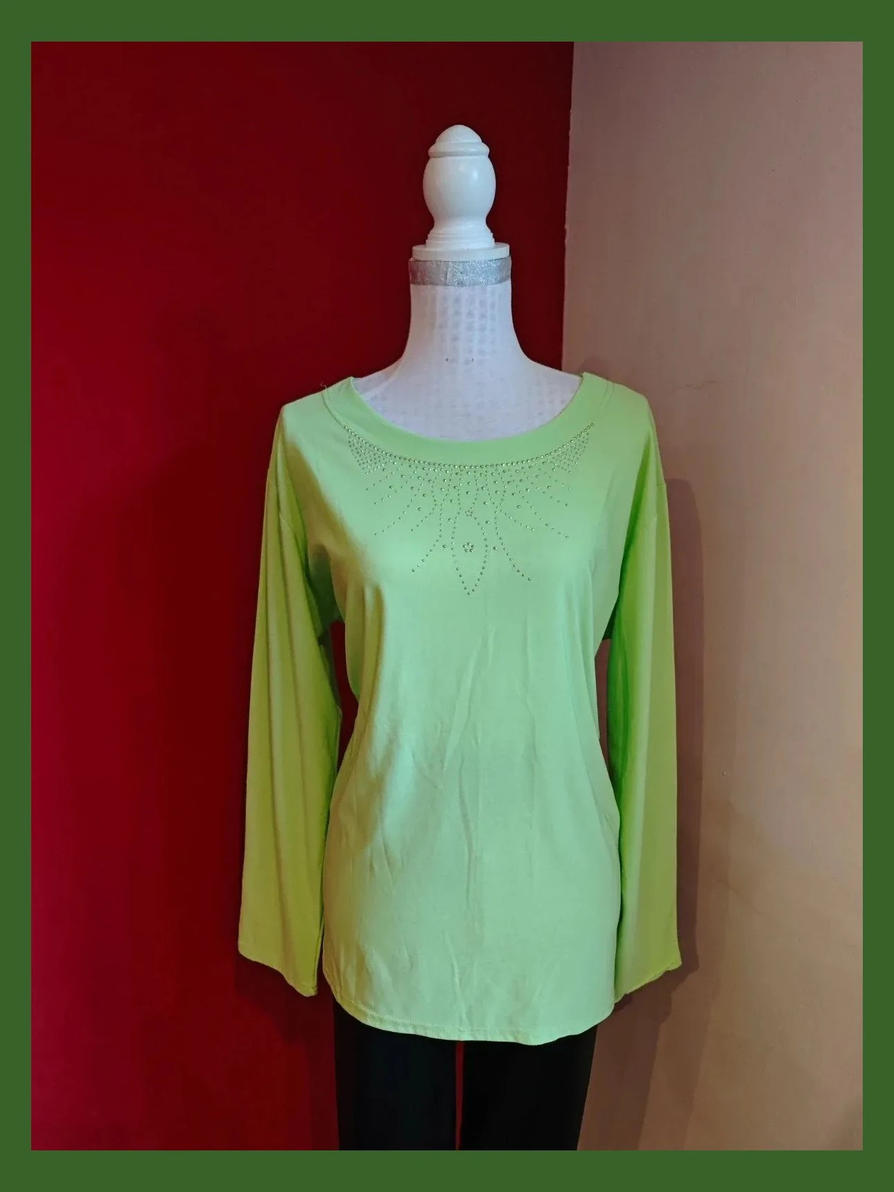 🌺 Camiseta verde menta claro con brillantitos plateados en escote