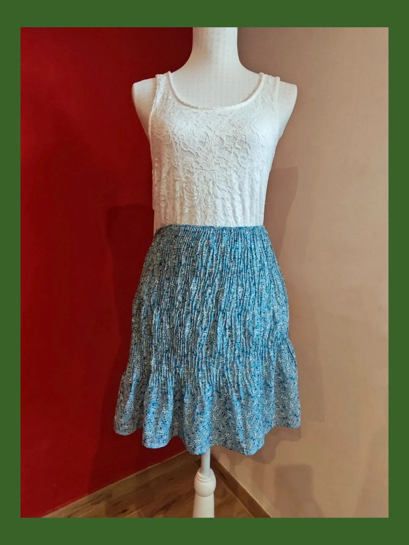 🌺Minifalda azul clarito con florecitas con cuerpo de punto de abeja y volante – taille M / 38 / 10