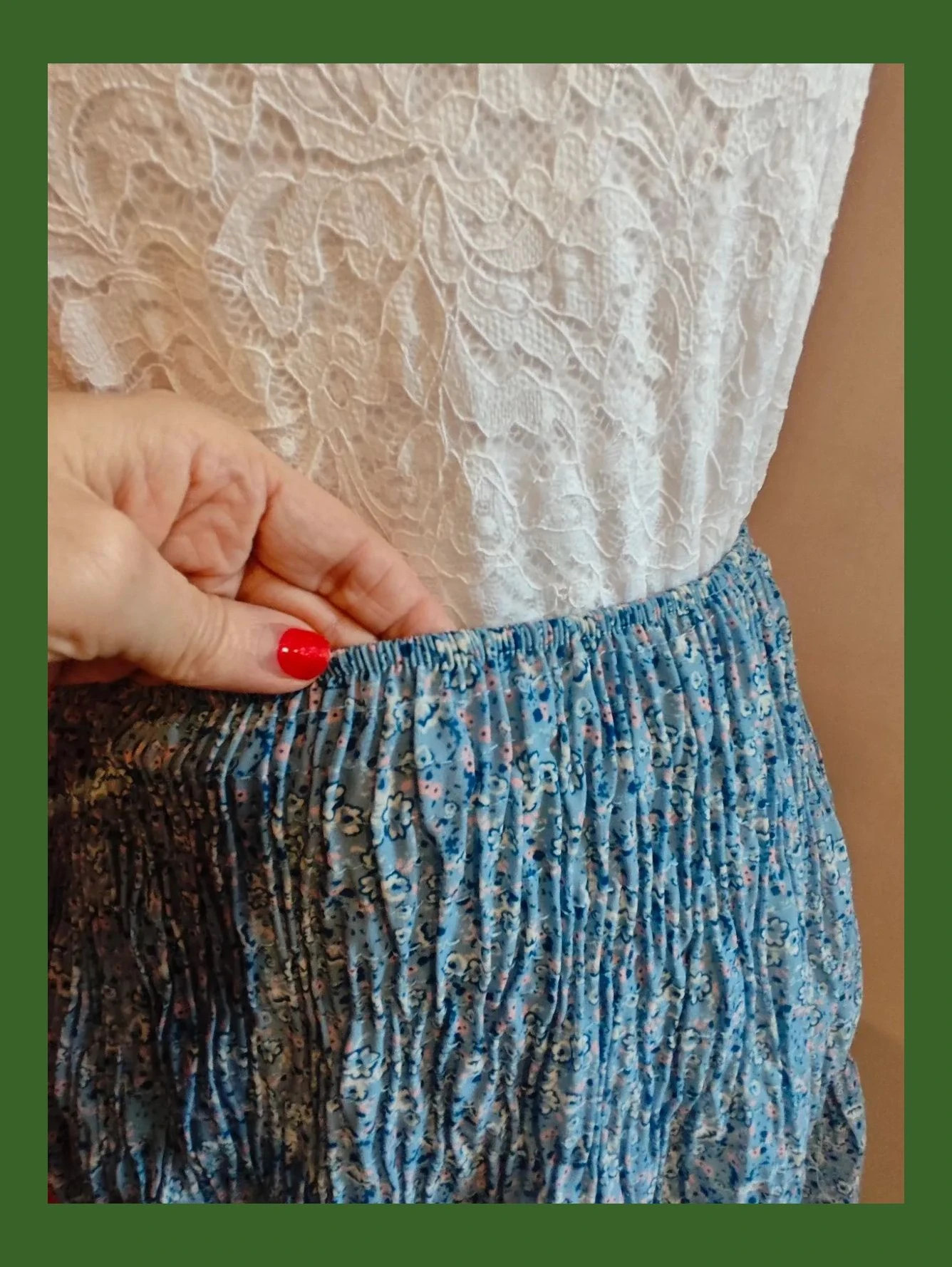 🌺Minifalda azul clarito con florecitas con cuerpo de punto de abeja y volante – taille M / 38 / 10 3