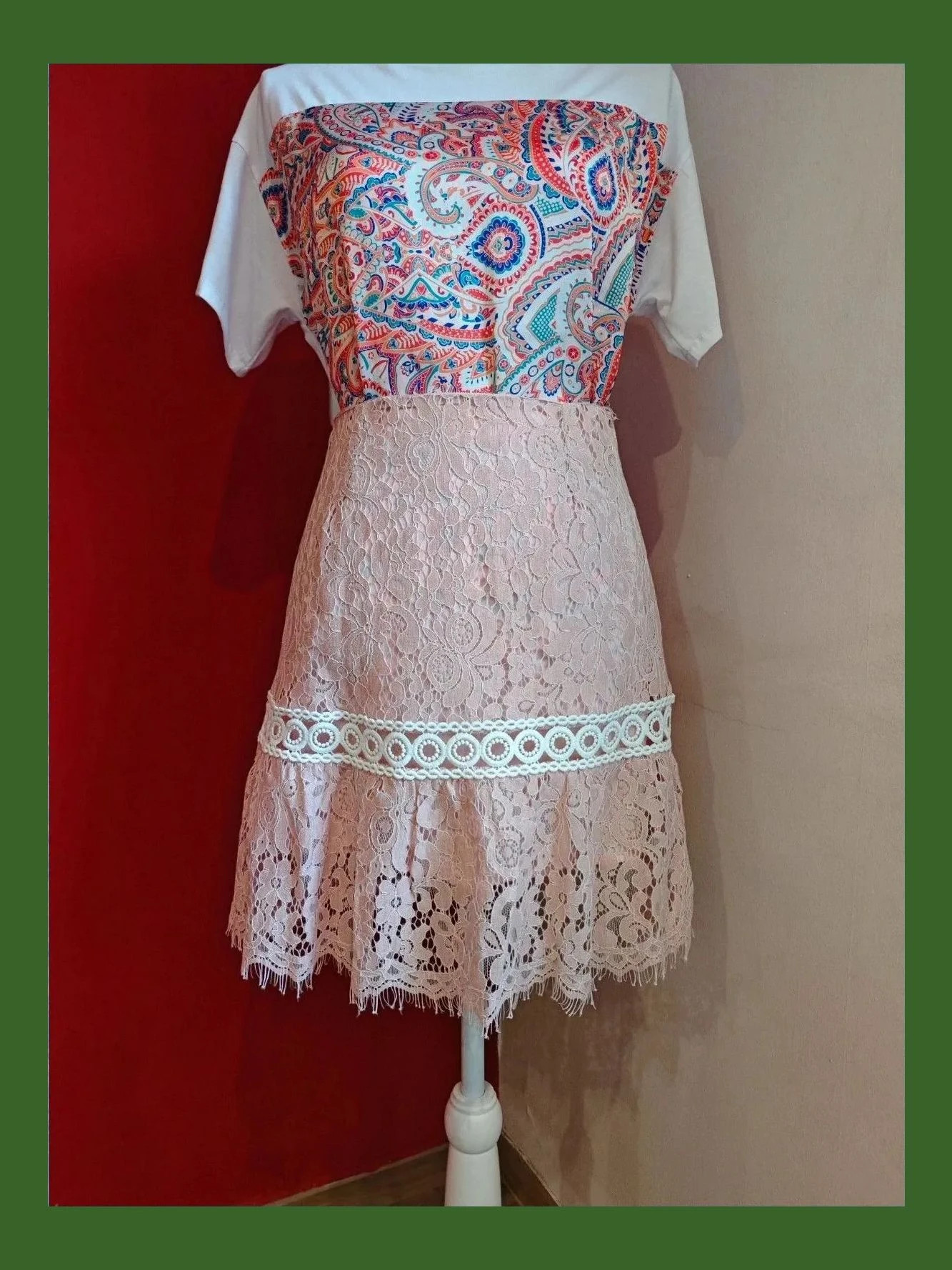 🌺Bonita falda de encaje rosa con pasamanería blanca y volante, talla M