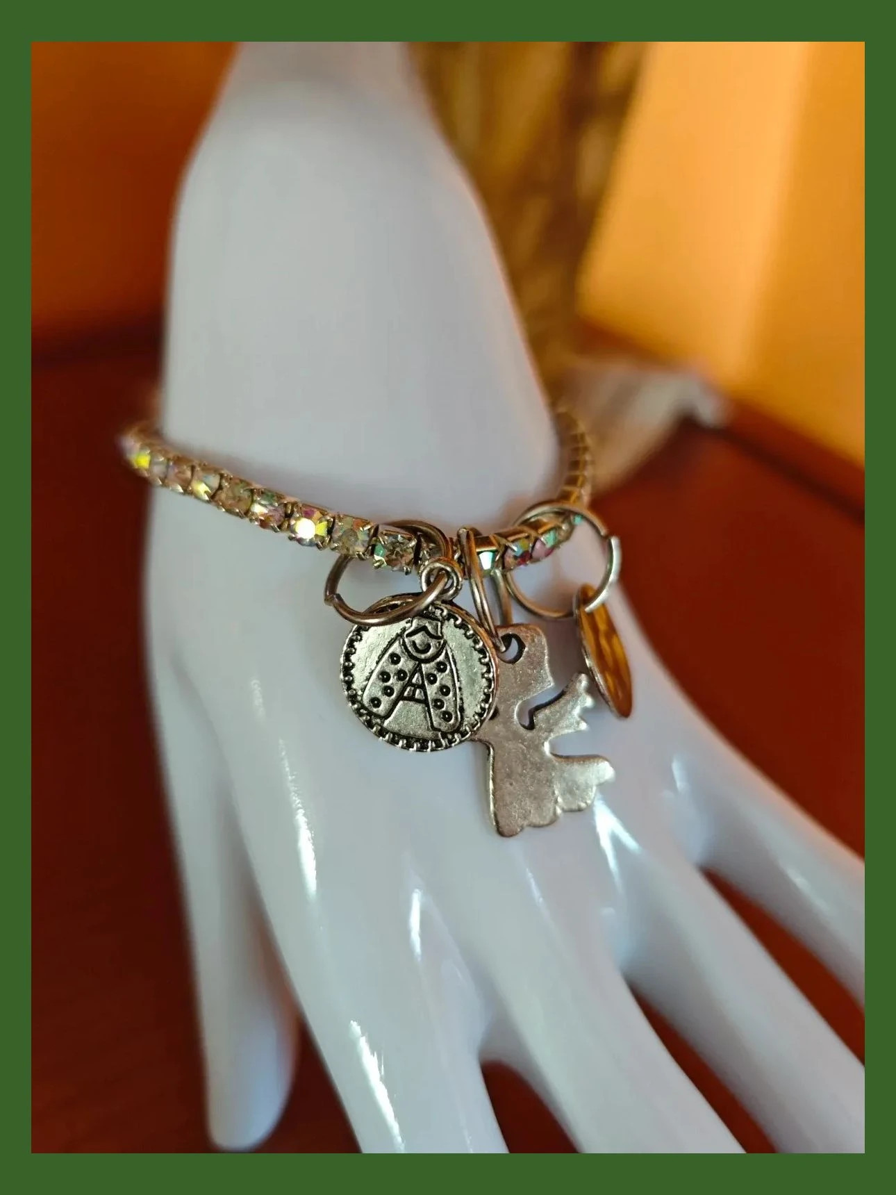 🌺 Bonita pulsera plateada de brillantes con medallitas y angelito