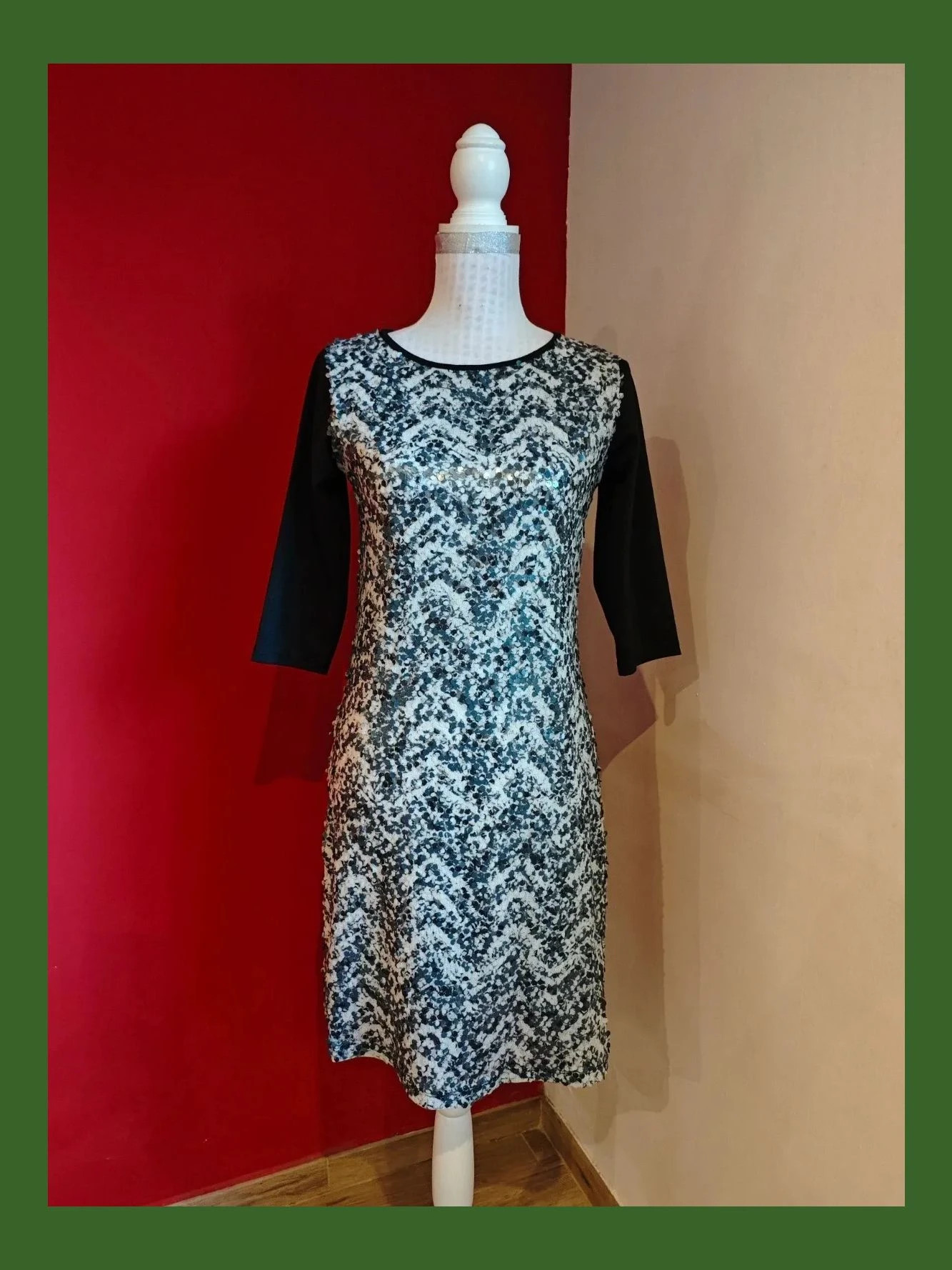 🌺 Vestido negro con el frente de gasa blanca cubierta de lentejuelas plateadas y blancas