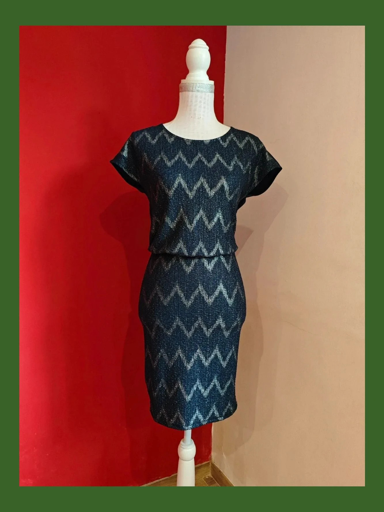 🌺 Bonito vestido azul marino con grecas plateadas de tela elástica – ONLY – taille XS / 34 / 6