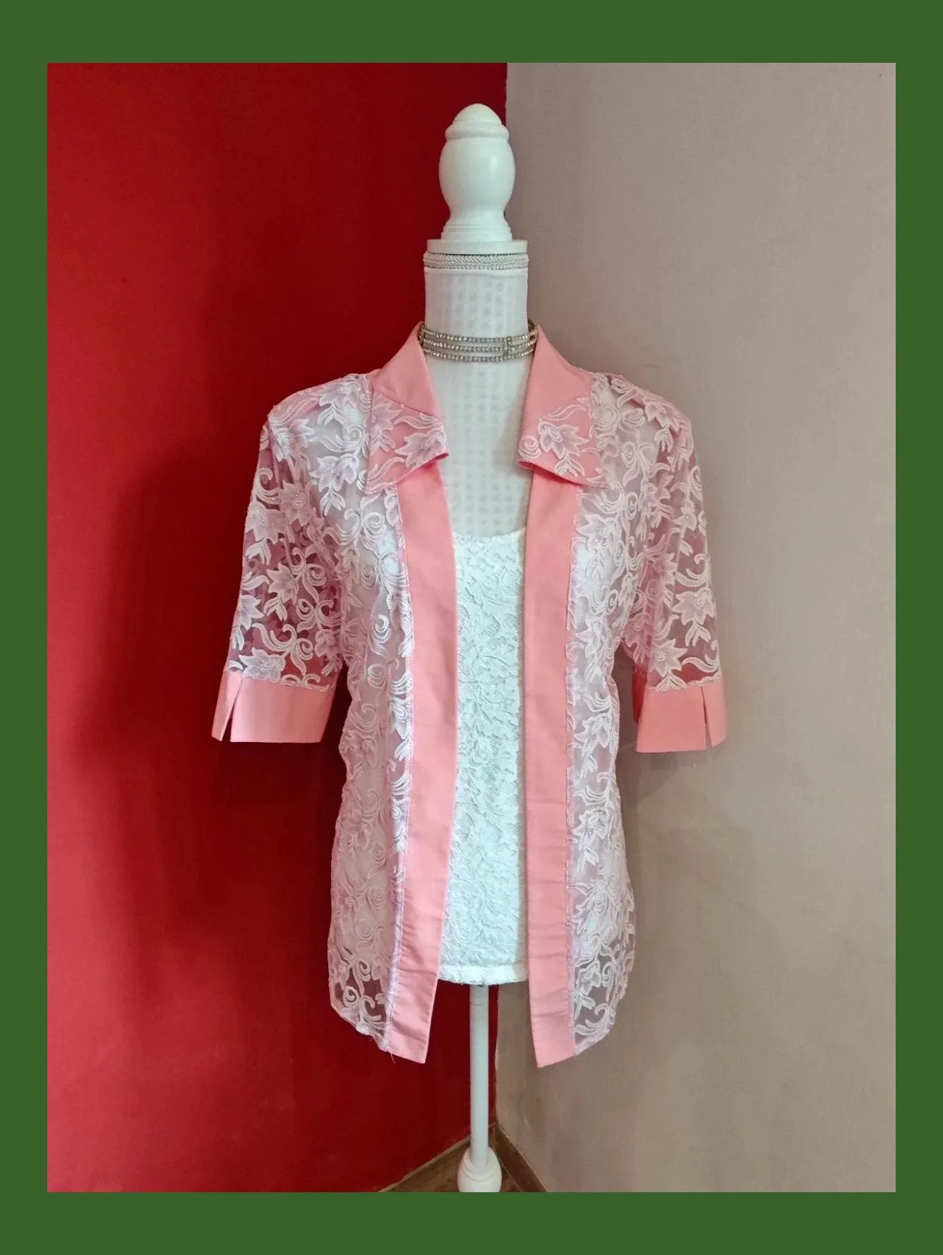 🌺 Elegante sobrecamisa de gasa transparente con flores rosa y brillos plateados