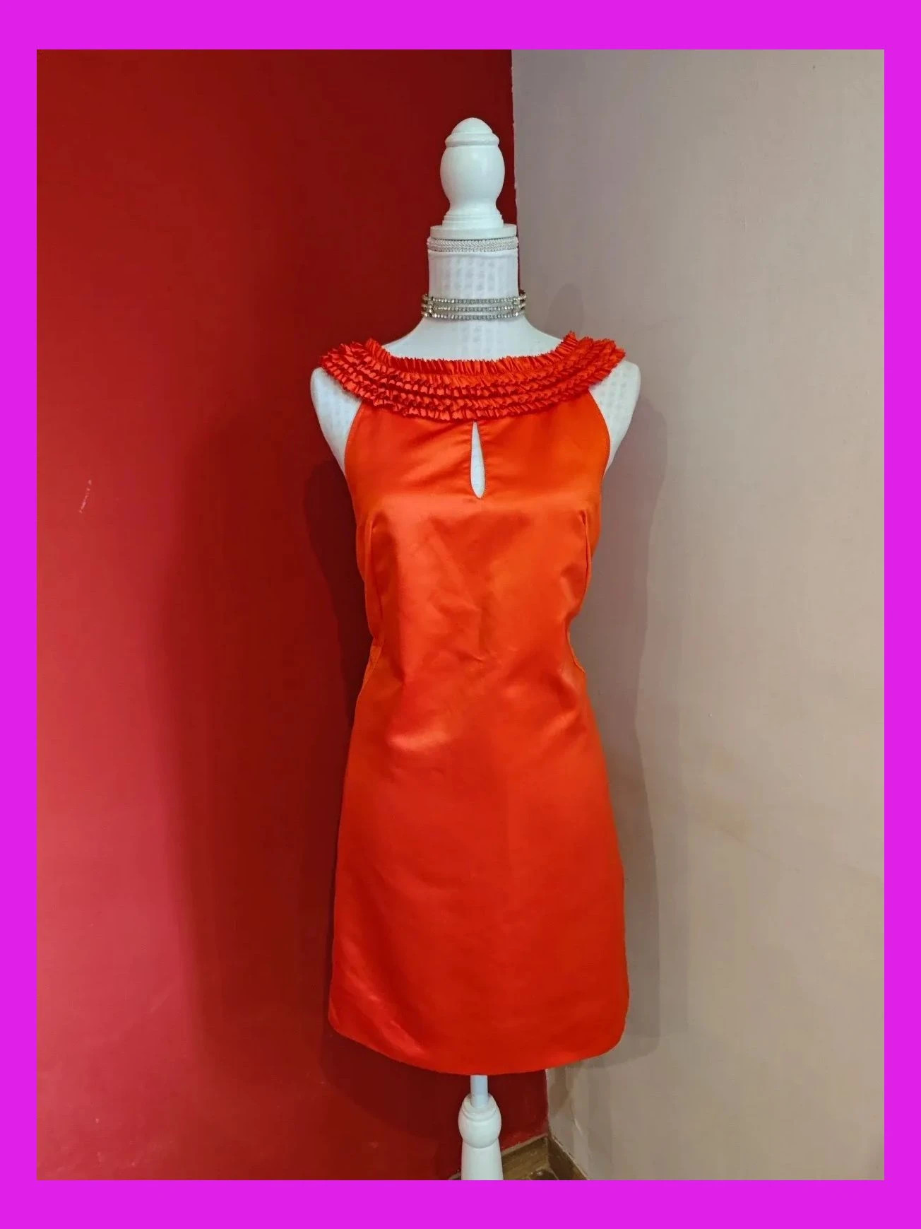 🌺 Vestido de raso rojo con cuello de volantitos, de Sinequanone