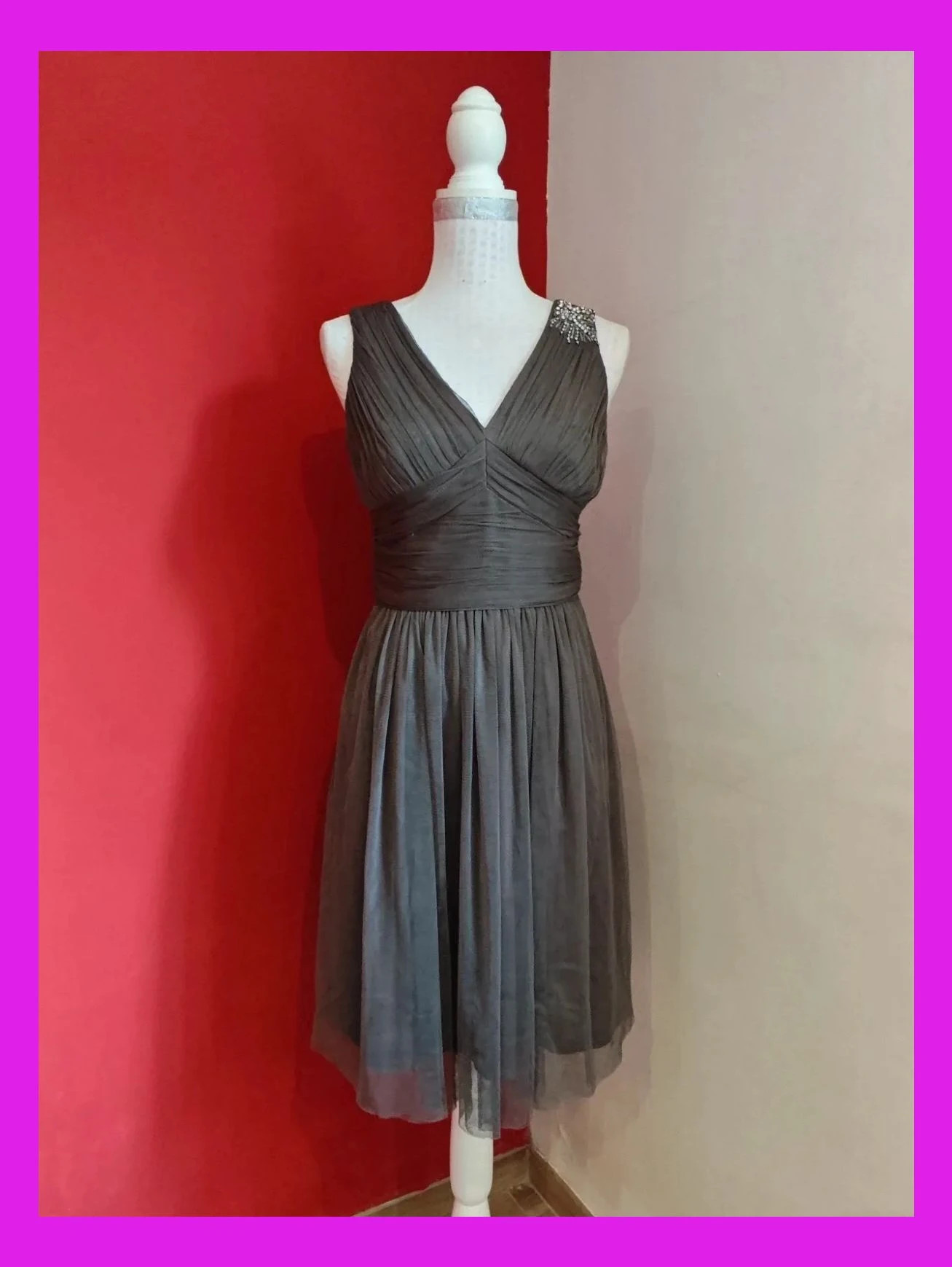 🌺 Maravilloso vestido de gasa gris y parte superior drapeada y con brillantes plateados,de Esprit