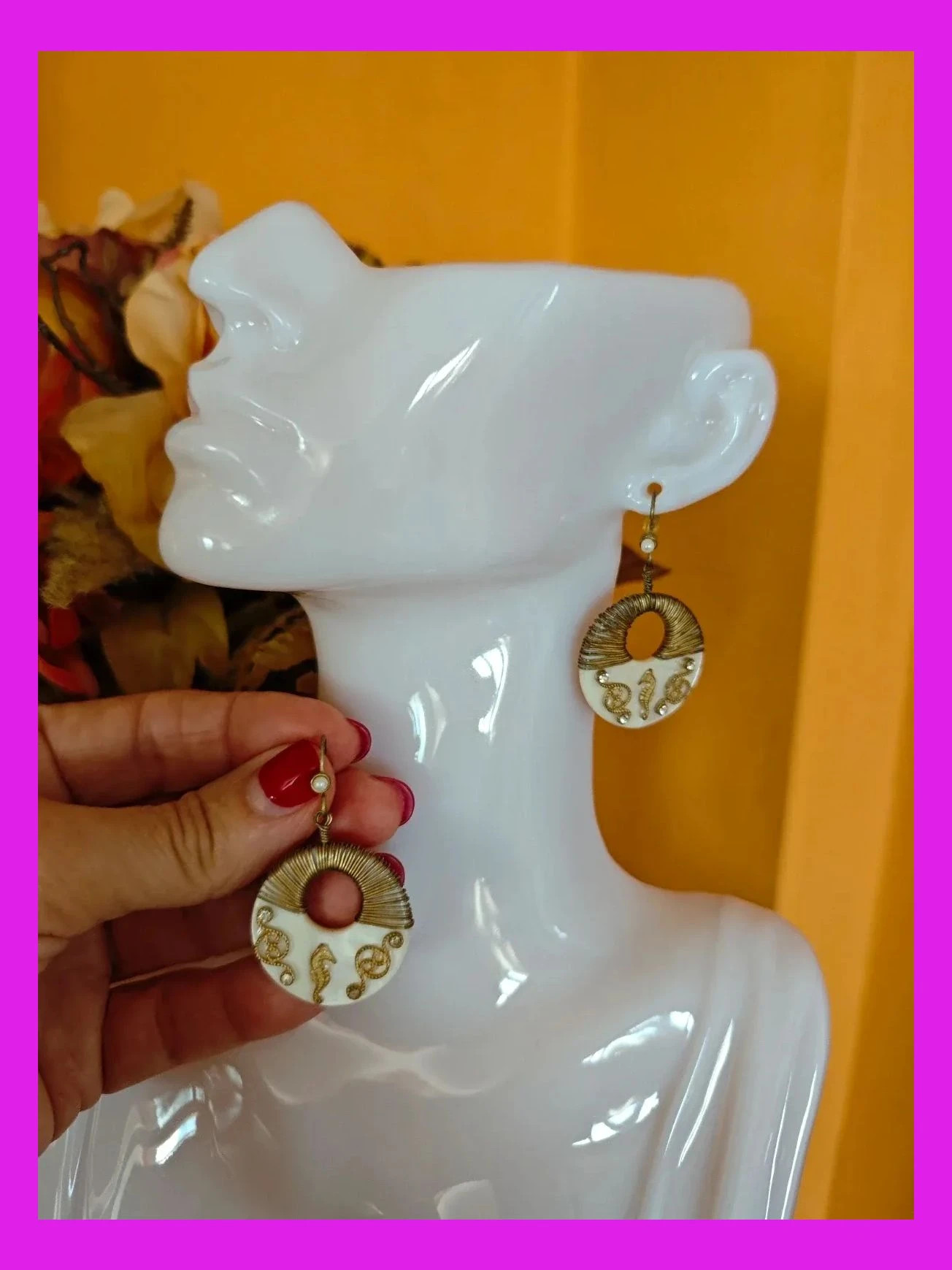 🌺Pendientes de aro blanco con adornos dorados y brillantes y pequeña perla