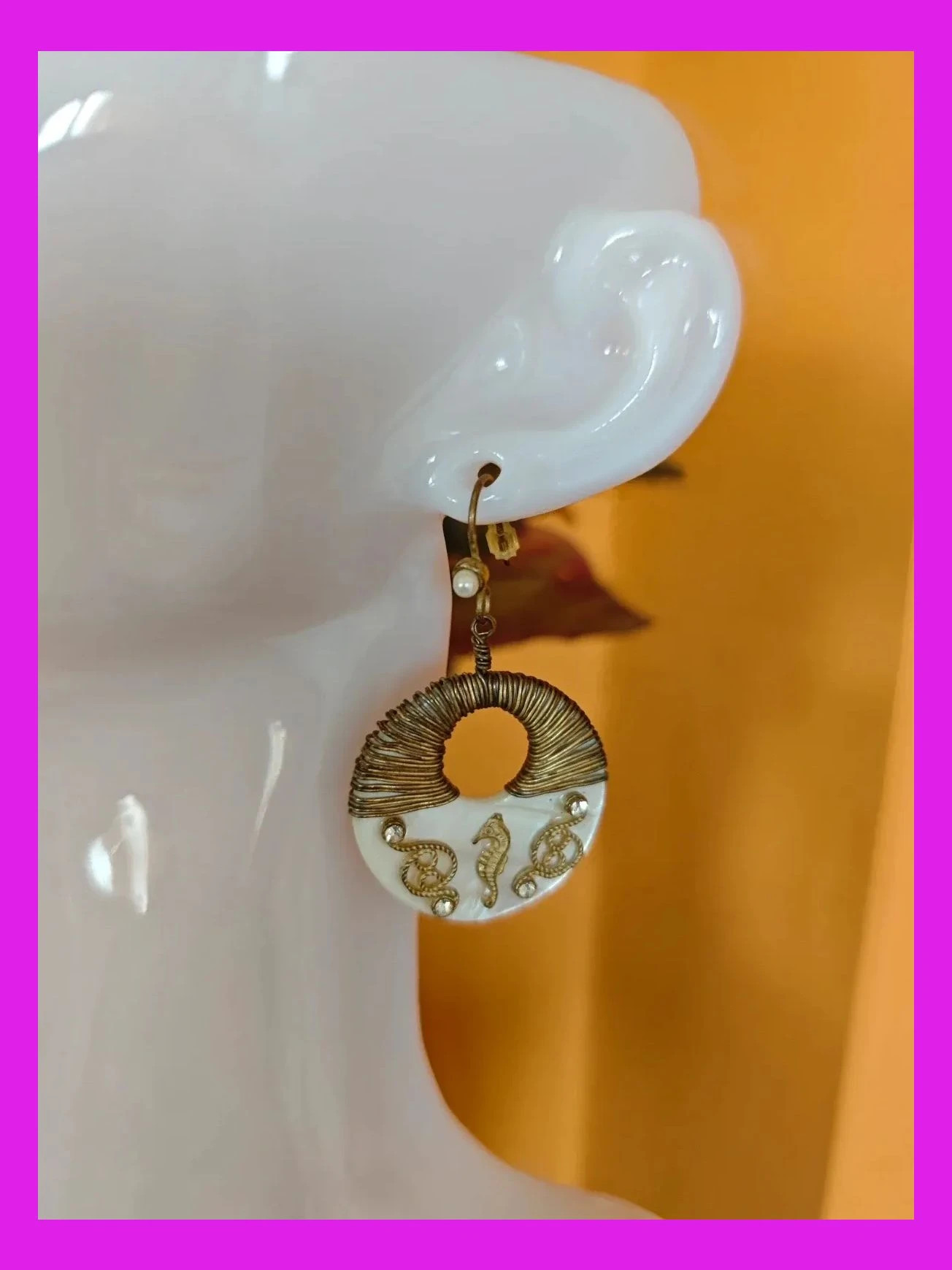 🌺Pendientes de aro blanco con adornos dorados y brillantes y pequeña perla – Vintage Chic 2