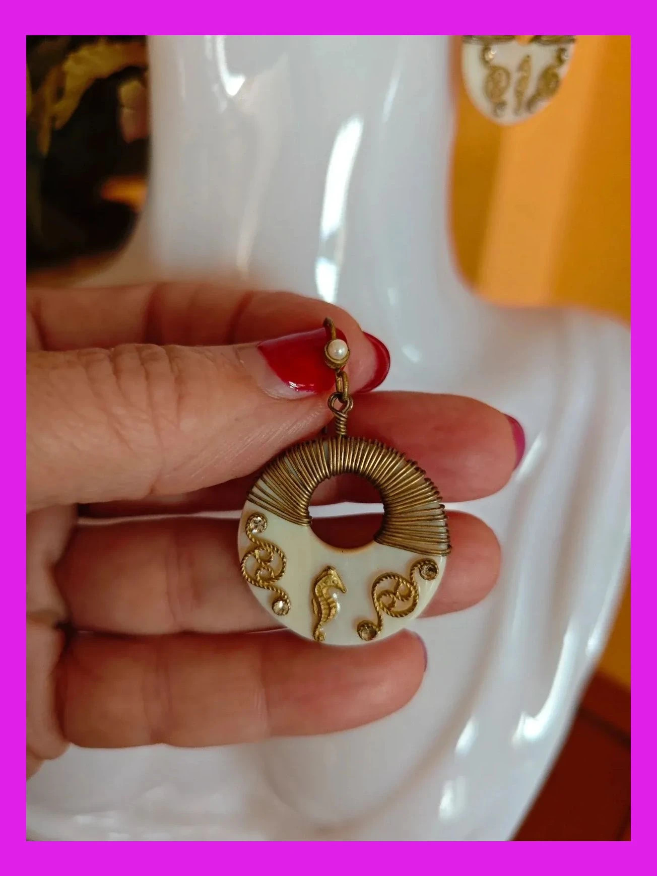 🌺Pendientes de aro blanco con adornos dorados y brillantes y pequeña perla – Vintage Chic 3