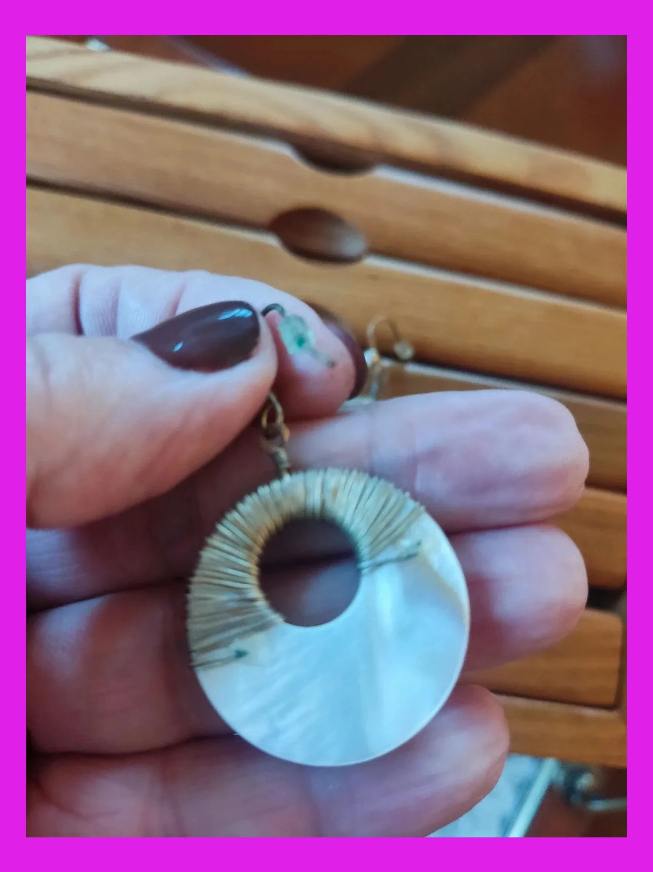 🌺Pendientes de aro blanco con adornos dorados y brillantes y pequeña perla – Vintage Chic 4