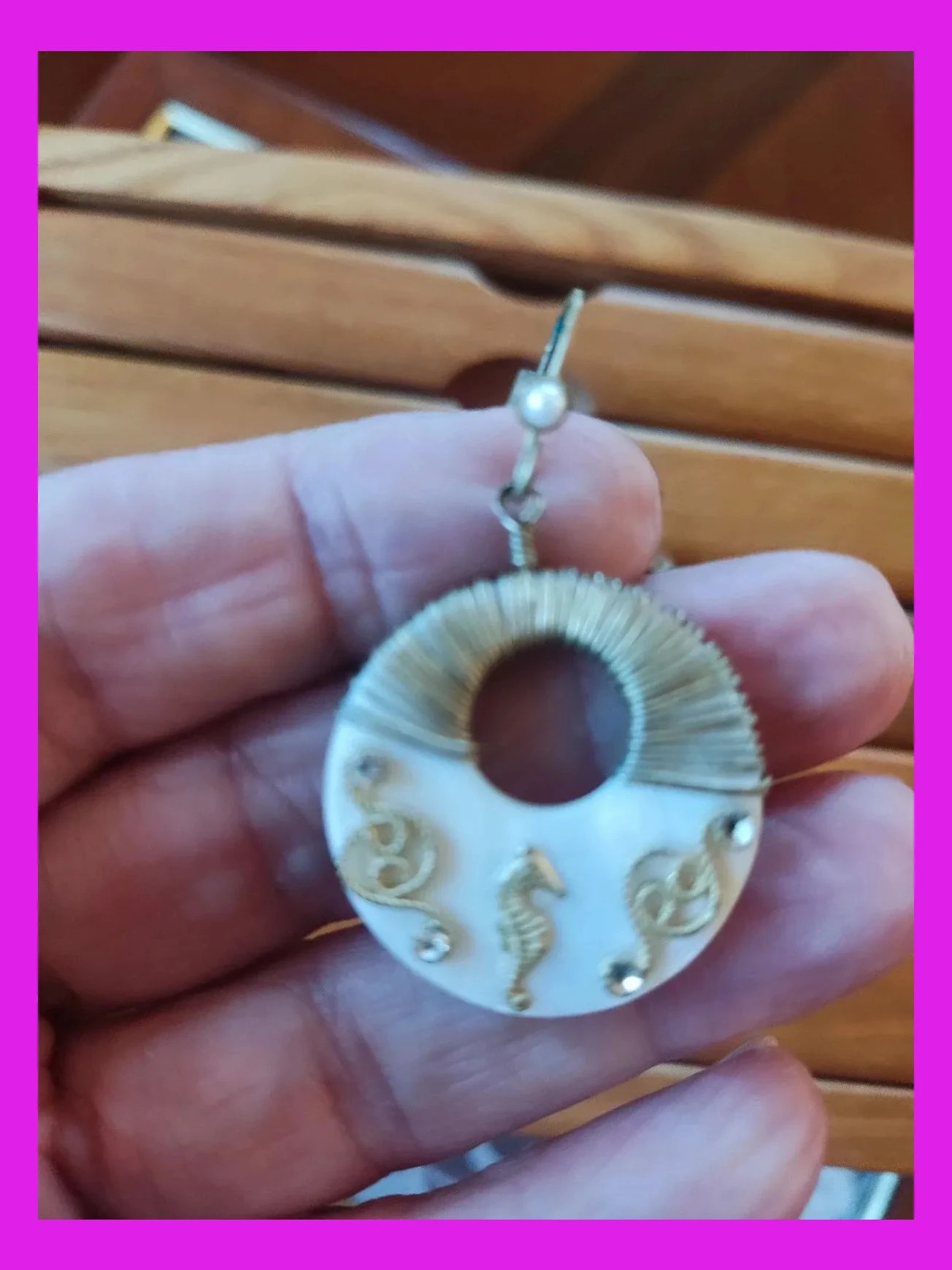 🌺Pendientes de aro blanco con adornos dorados y brillantes y pequeña perla – Vintage Chic 5