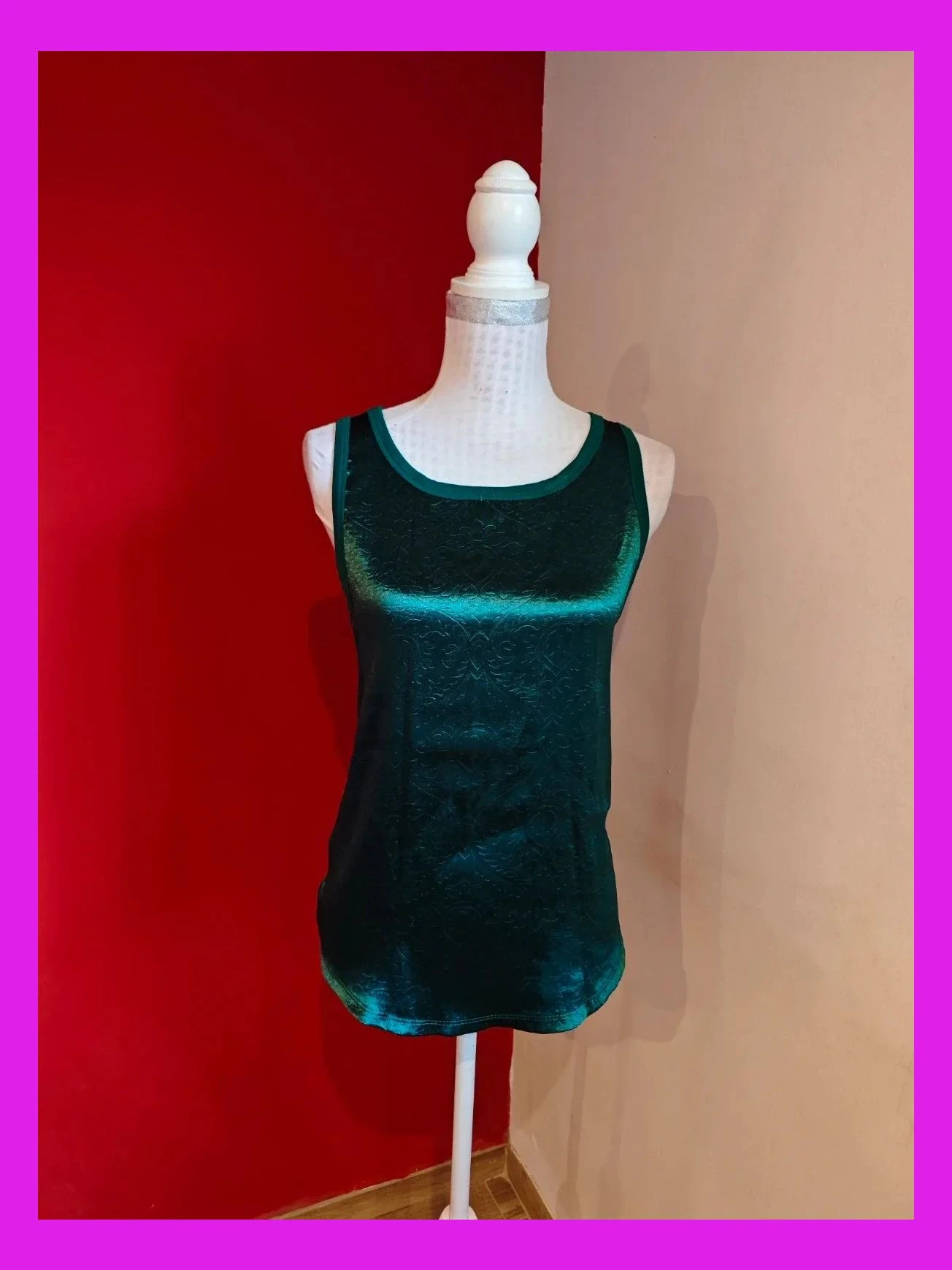 🌺Camiseta de tirantes de raso verde con relieve adamascado brillante delante