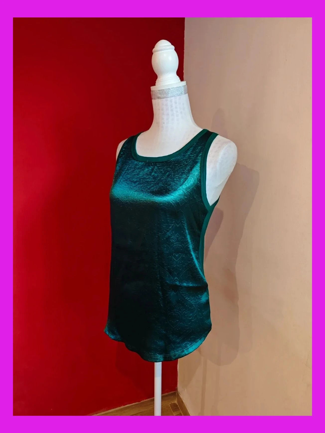 🌺Camiseta de tirantes de raso verde con relieve adamascado brillante delante – Never Mind – taille M / 38 / 10 2