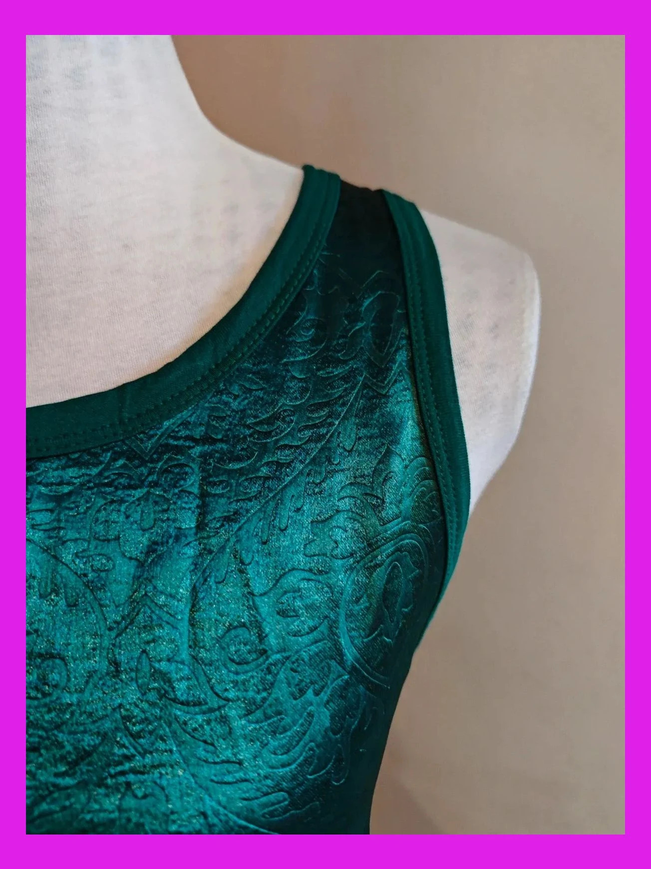 🌺Camiseta de tirantes de raso verde con relieve adamascado brillante delante – Never Mind – taille M / 38 / 10 3