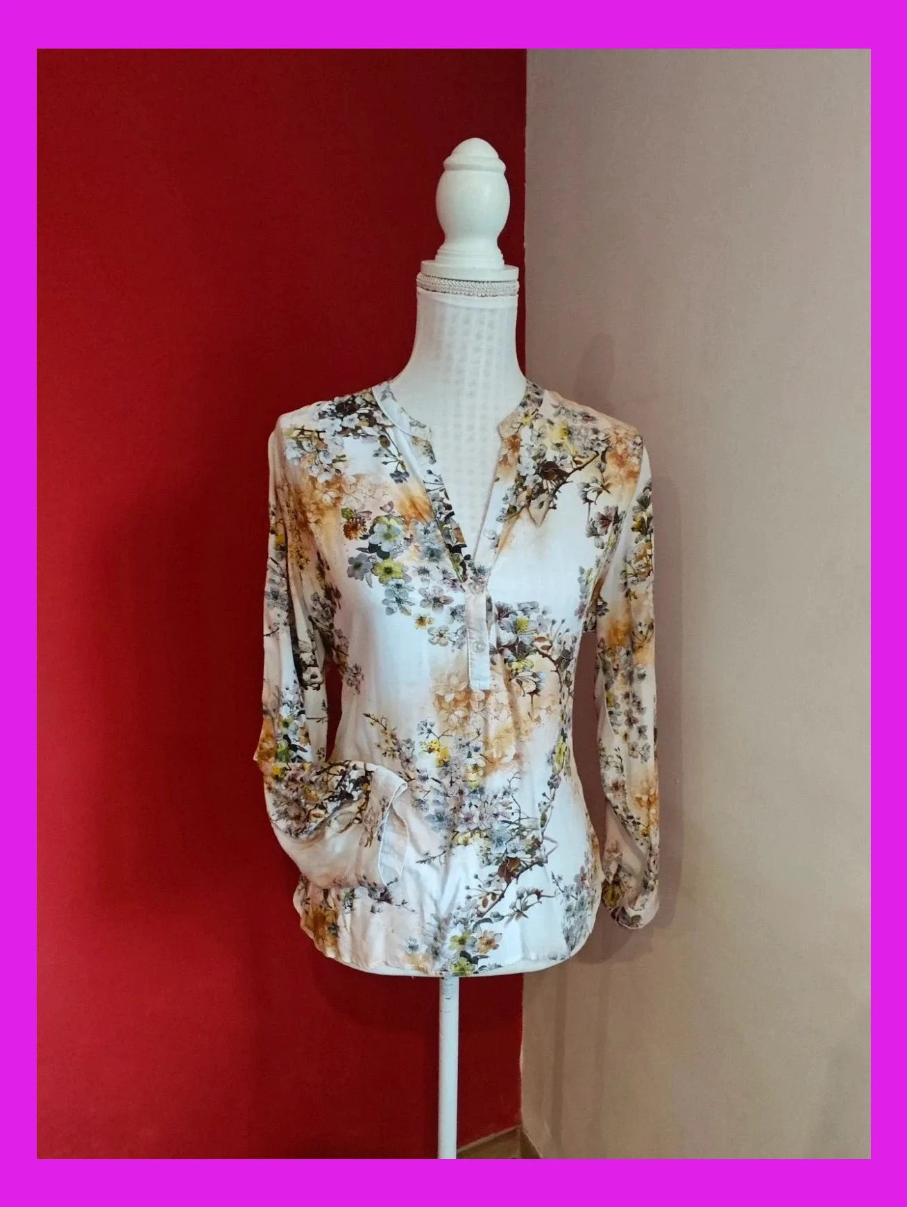 🌺Blusa blanca con estampado floral tonos verde y tierra