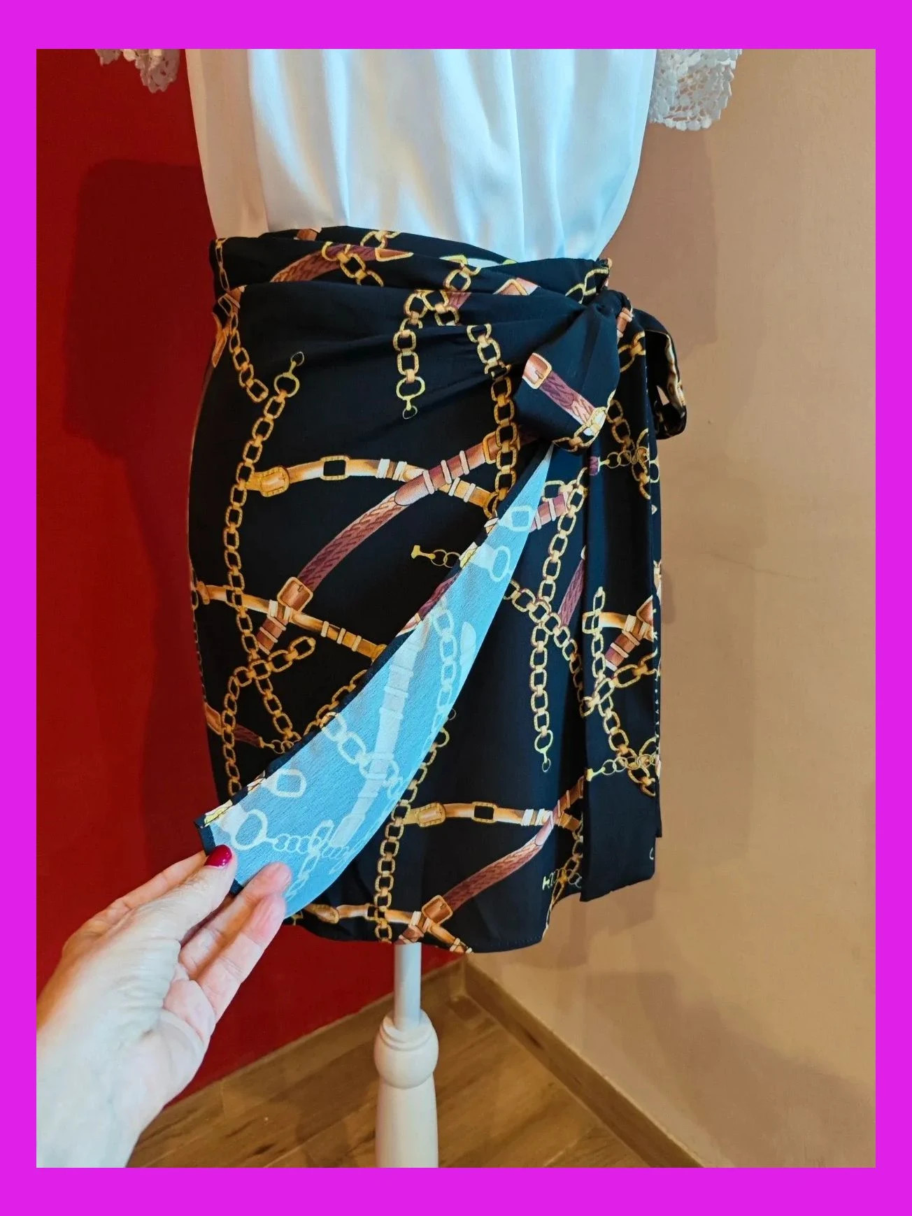 🌺 Bonita minifalda negra con estampado de cadenas cruzada con lazo lateral – Vintage – taille M / 38 / 10 4