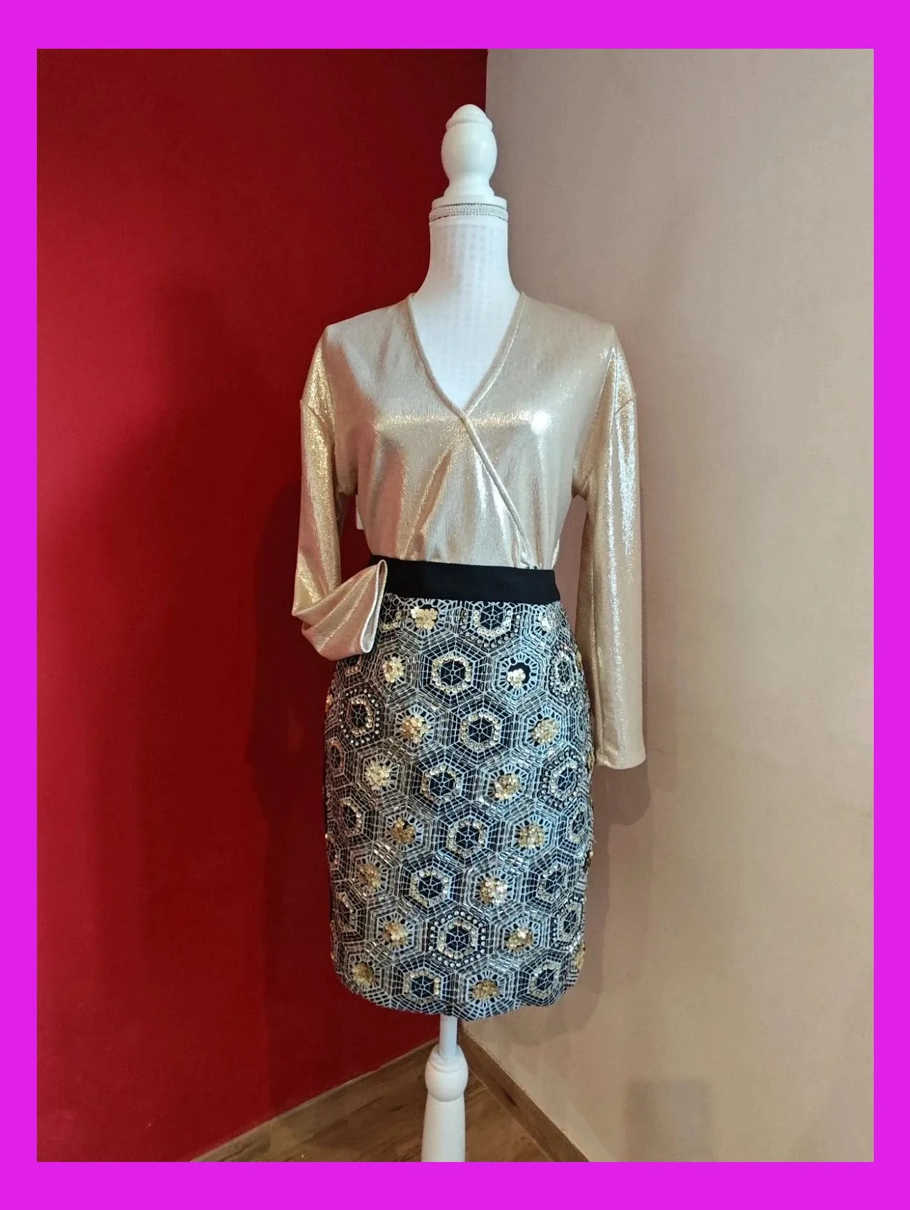 🌺 Original y elegante minifalda con frente bordado en beige con lentejuelas, abalorios y brillantes