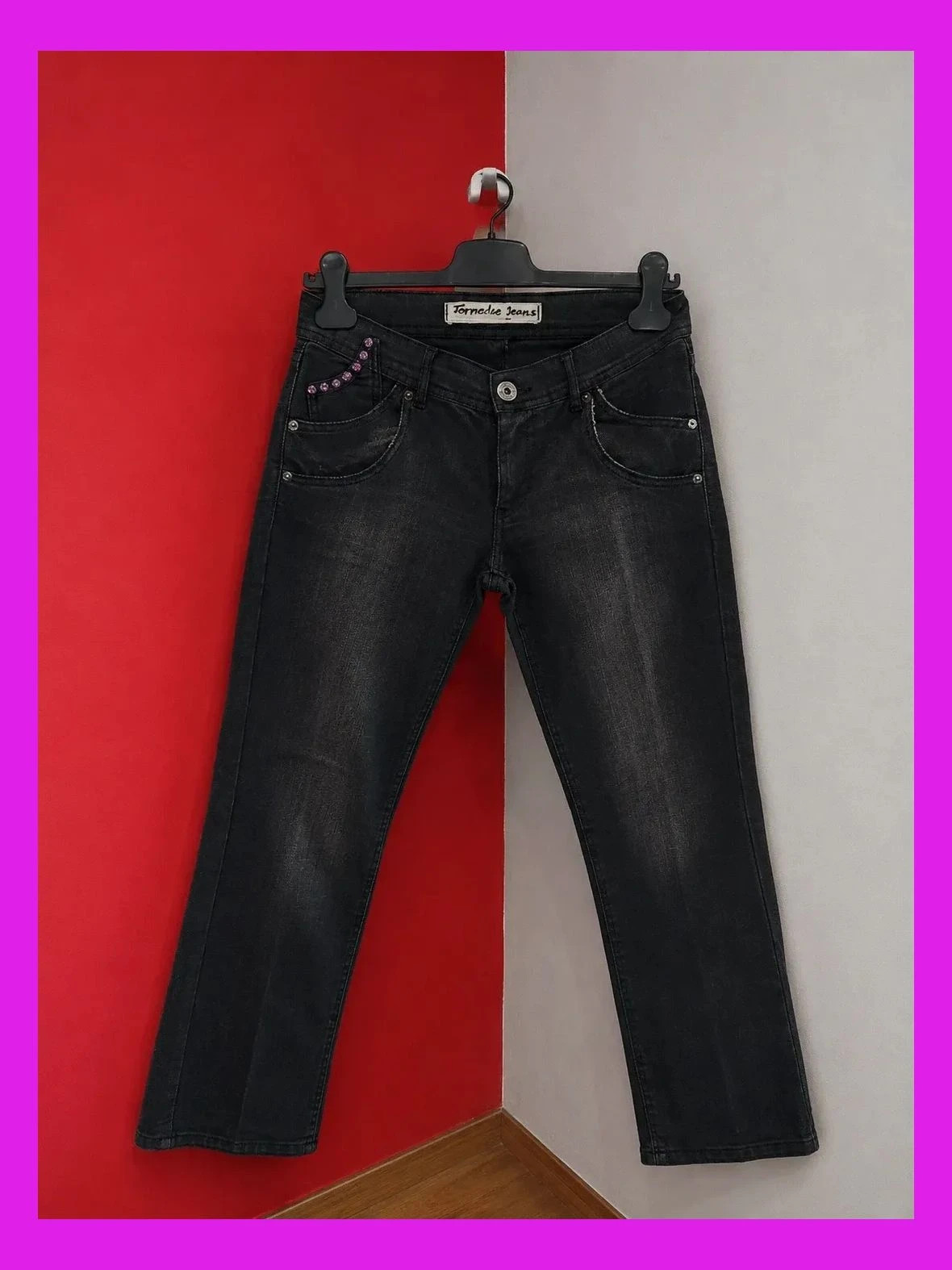 🌺 Elegante vaquero negro deslavado con abalorios y cremallera en bolsillos traseros, de Ferrache