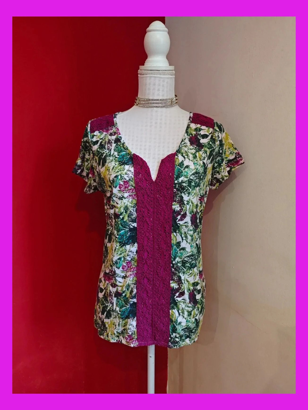 🌺Camiseta con estampado floral tonos verdes y morado sobre blanco y crochet en hombros y frente