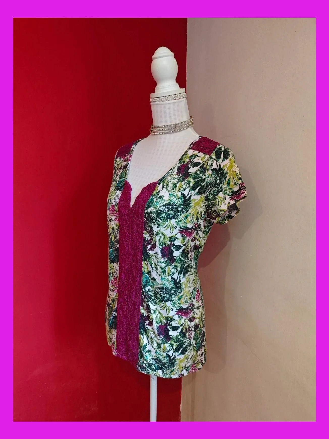 🌺Camiseta con estampado floral tonos verdes y morado sobre blanco y crochet en hombros y frente – Laura Torelli – taille XL / 42 / 14 2