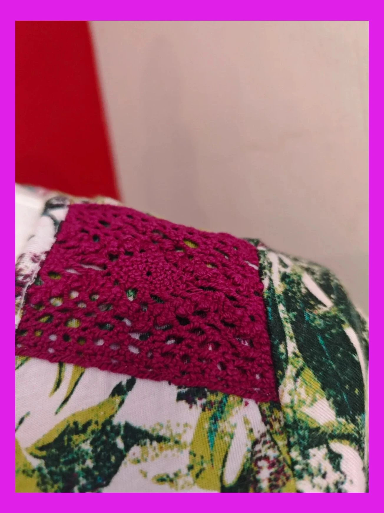 🌺Camiseta con estampado floral tonos verdes y morado sobre blanco y crochet en hombros y frente – Laura Torelli – taille XL / 42 / 14 3