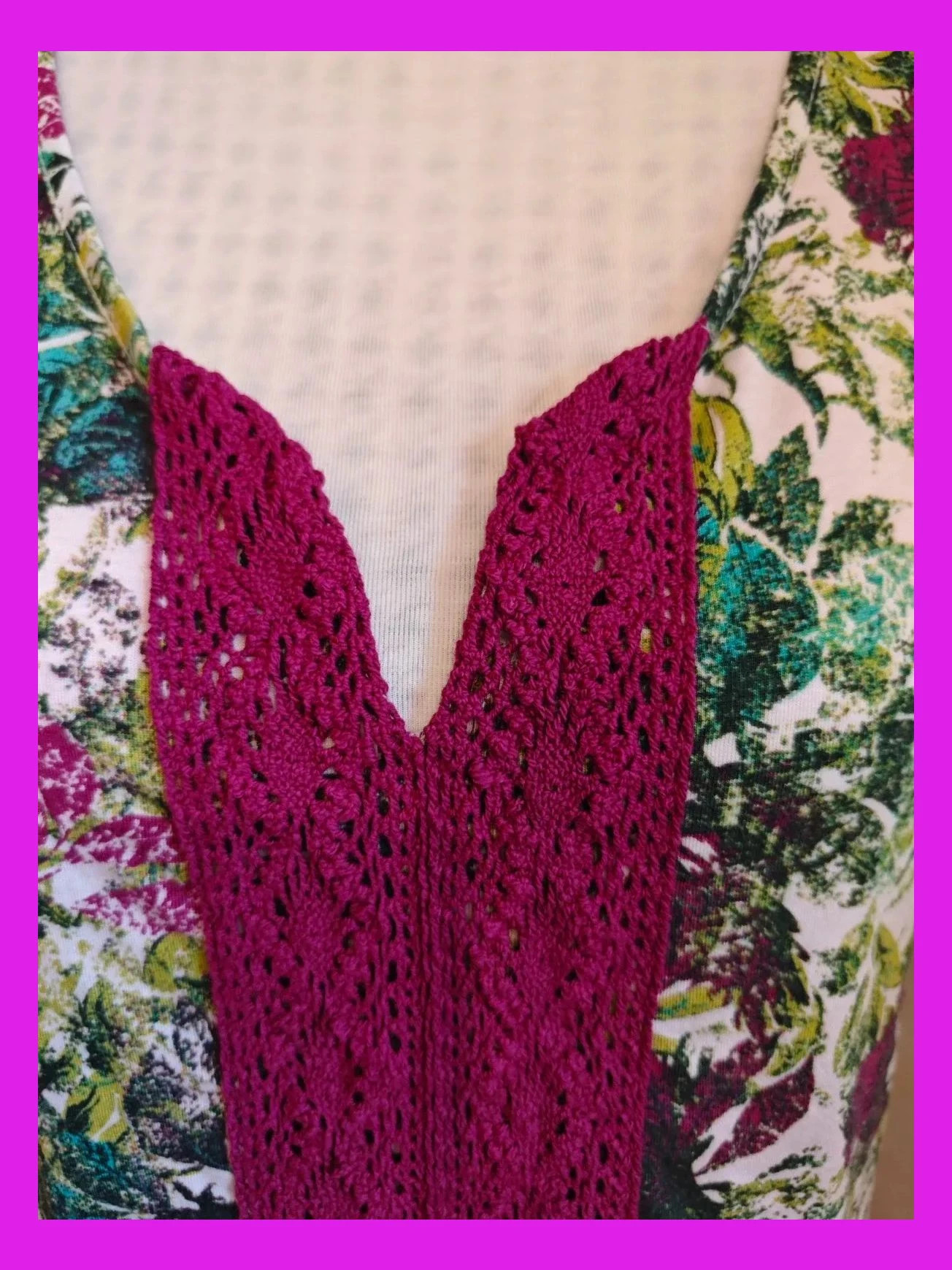 🌺Camiseta con estampado floral tonos verdes y morado sobre blanco y crochet en hombros y frente – Laura Torelli – taille XL / 42 / 14 4