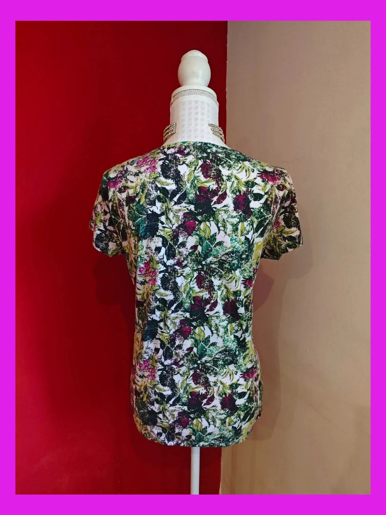 🌺Camiseta con estampado floral tonos verdes y morado sobre blanco y crochet en hombros y frente – Laura Torelli – taille XL / 42 / 14 5