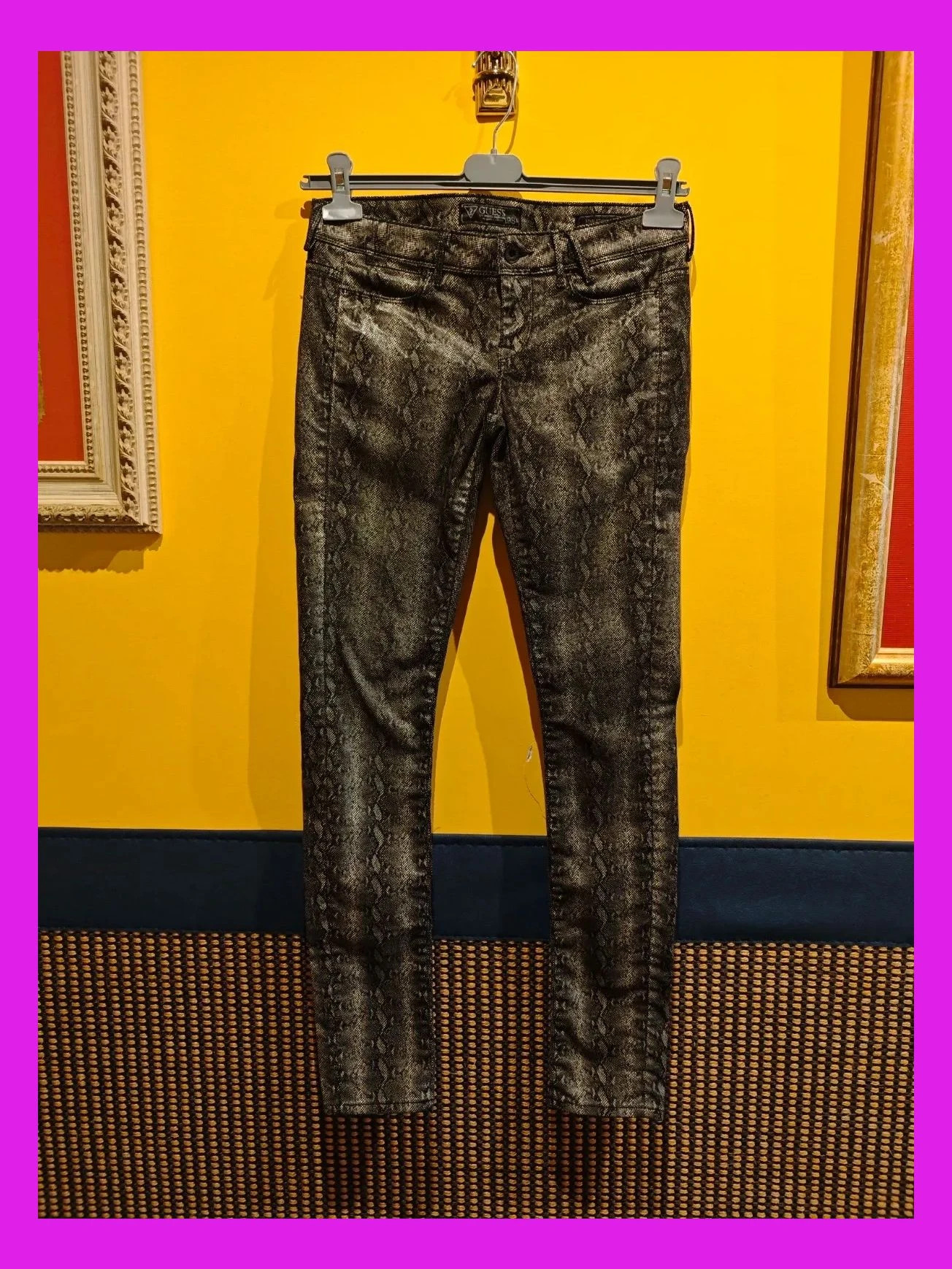 🌺 Pantalón pitillo vintage estampado serpiente, de Guess – GUESS – taille S / 36 / 8 2