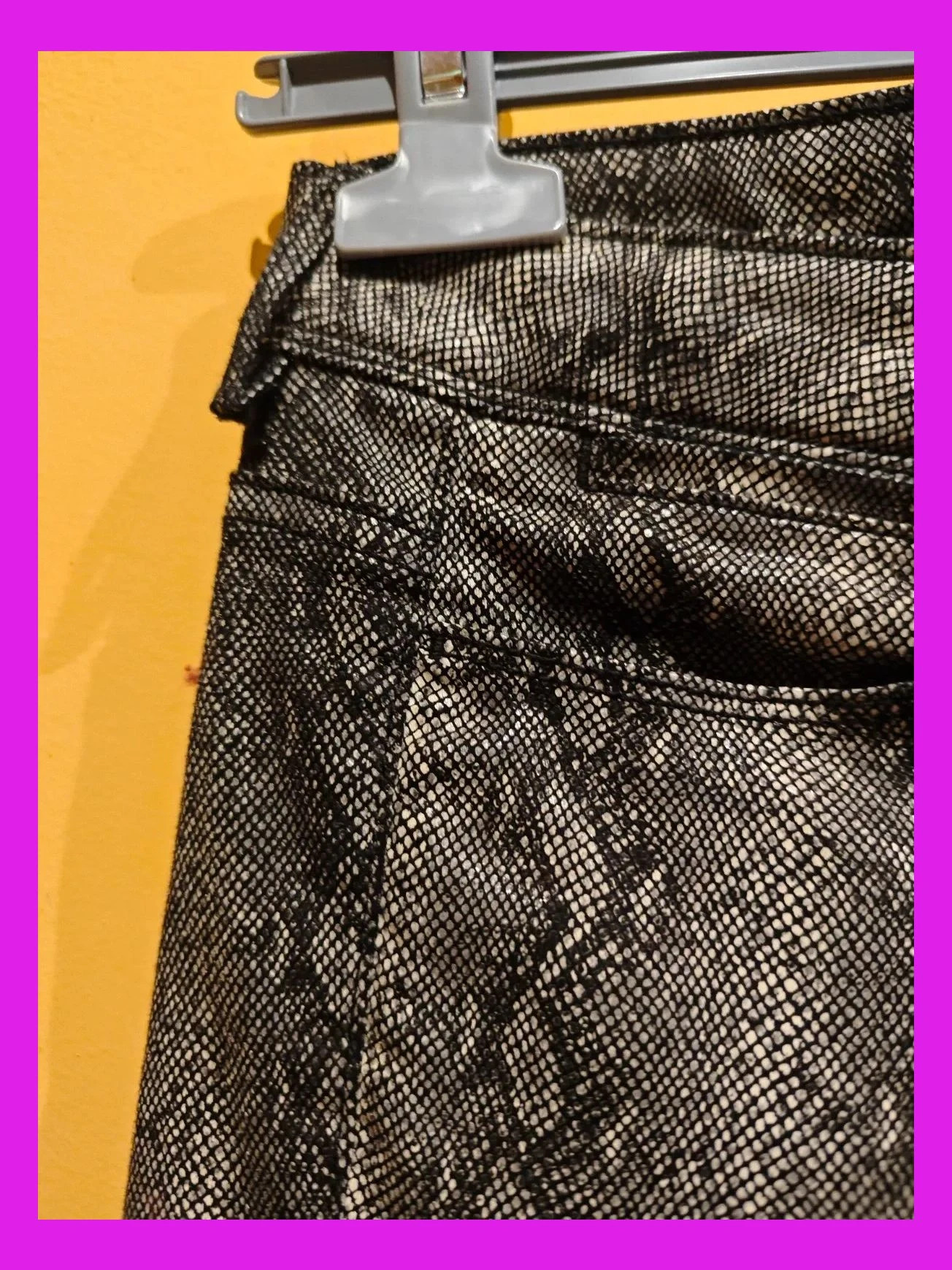 🌺 Pantalón pitillo vintage estampado serpiente, de Guess – GUESS – taille S / 36 / 8 3