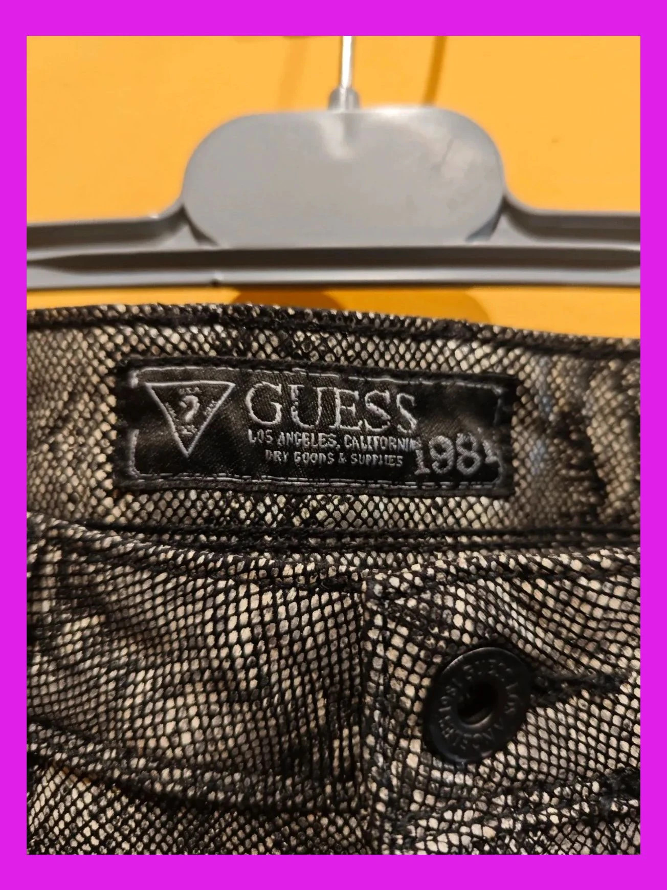 🌺 Pantalón pitillo vintage estampado serpiente, de Guess – GUESS – taille S / 36 / 8 4