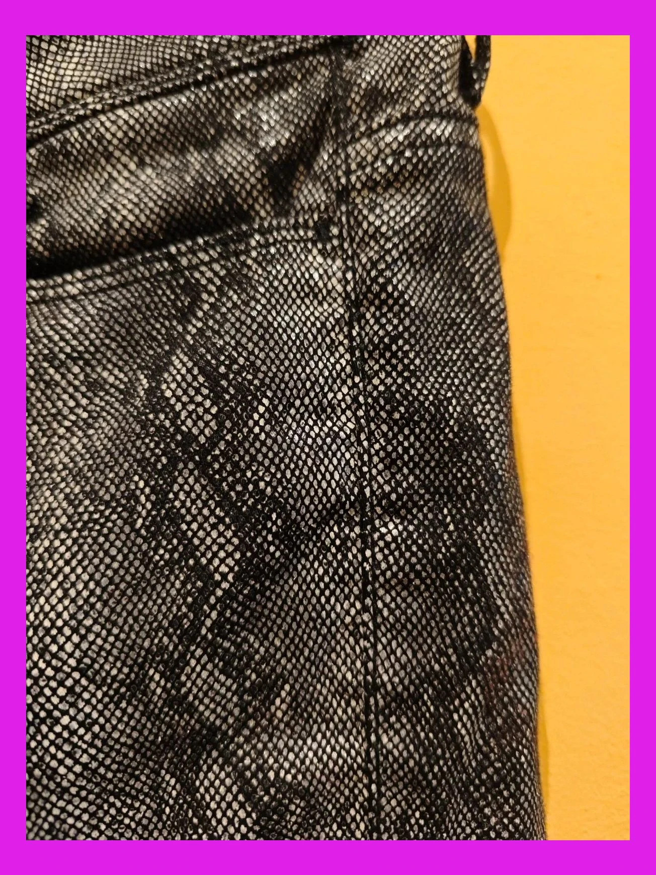 🌺 Pantalón pitillo vintage estampado serpiente, de Guess – GUESS – taille S / 36 / 8 5