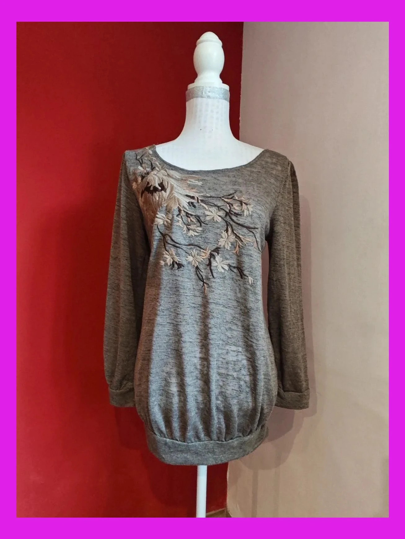🌺 Camiseta tonos marrones jaspeado con bordado floral en el frente