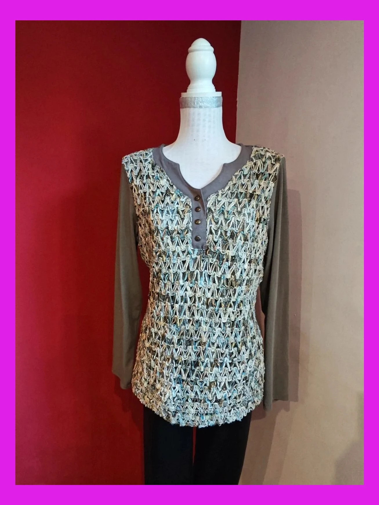 🌺 Camiseta gris con cordones de hilos beige, azul, dorado y plateado delante
