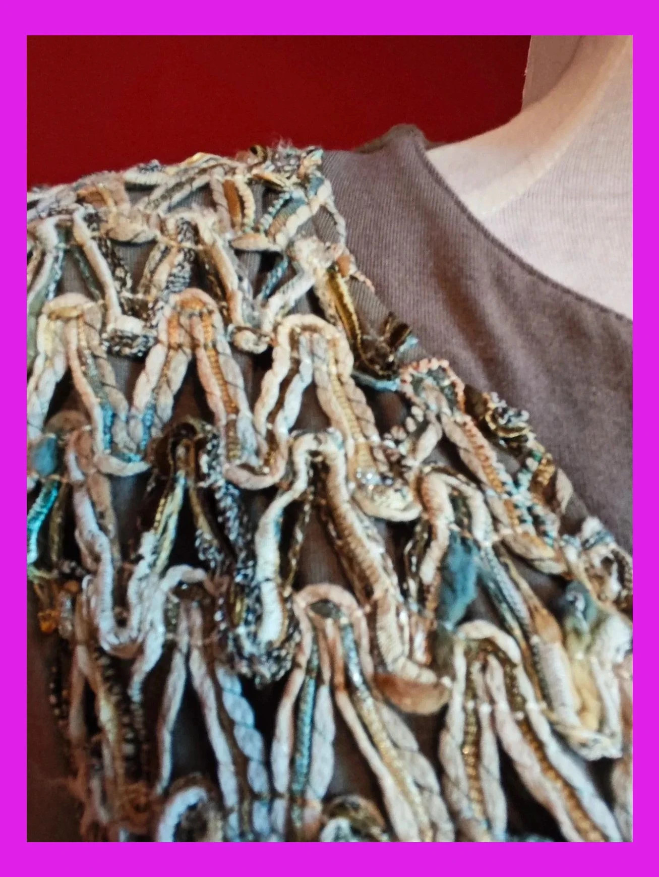 🌺 Camiseta gris con cordones de hilos beige, azul, dorado y plateado delante – absolut collection – taille XL / 42 / 14 3
