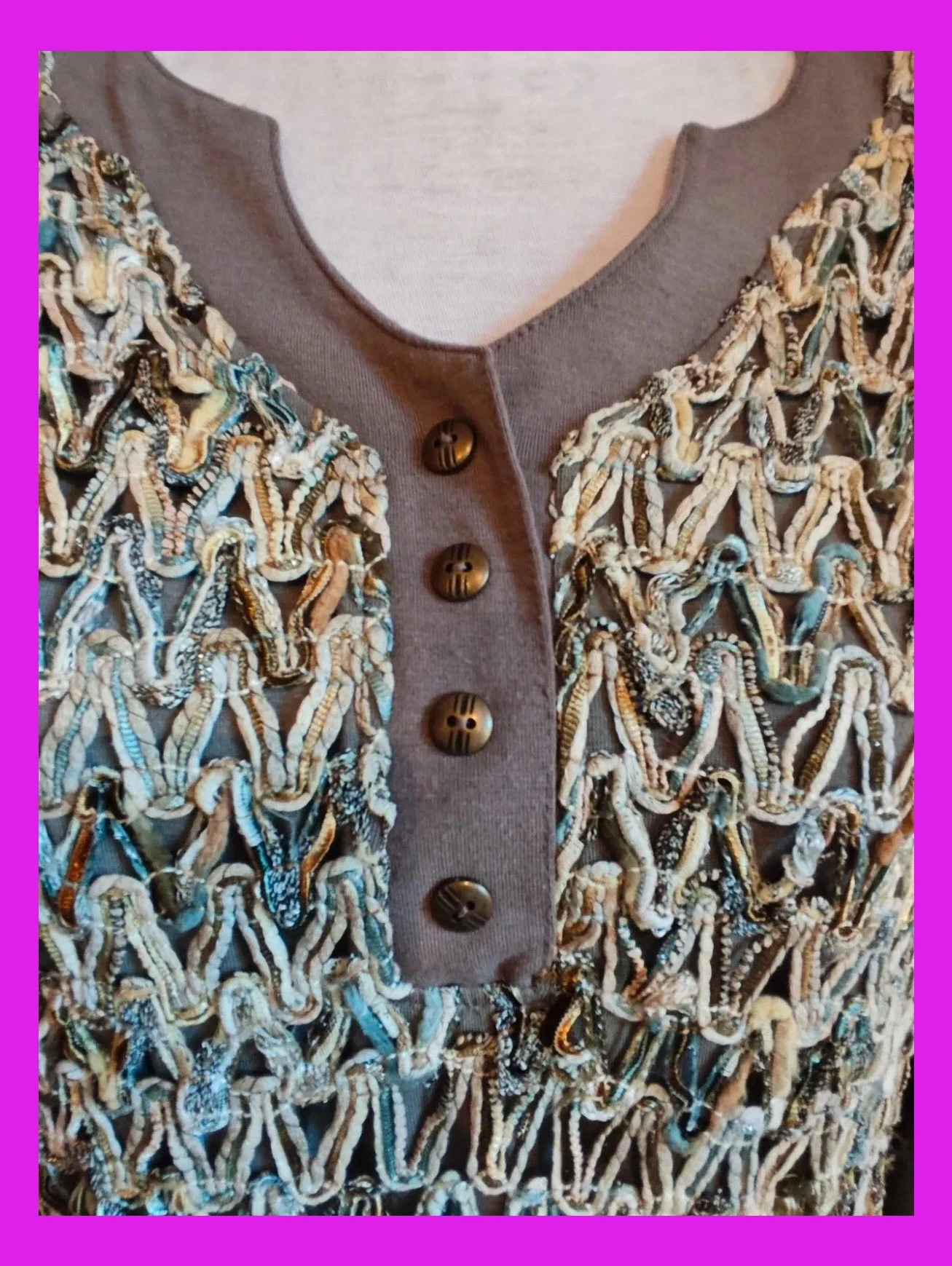 🌺 Camiseta gris con cordones de hilos beige, azul, dorado y plateado delante – absolut collection – taille XL / 42 / 14 4