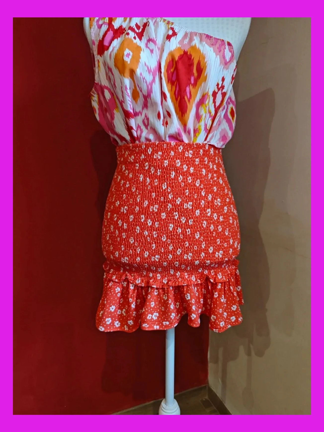 🌺 Minifalda roja con flores blancas de punto de abeja y volante en el bajo – Bershka – taille M / 38 / 10 3