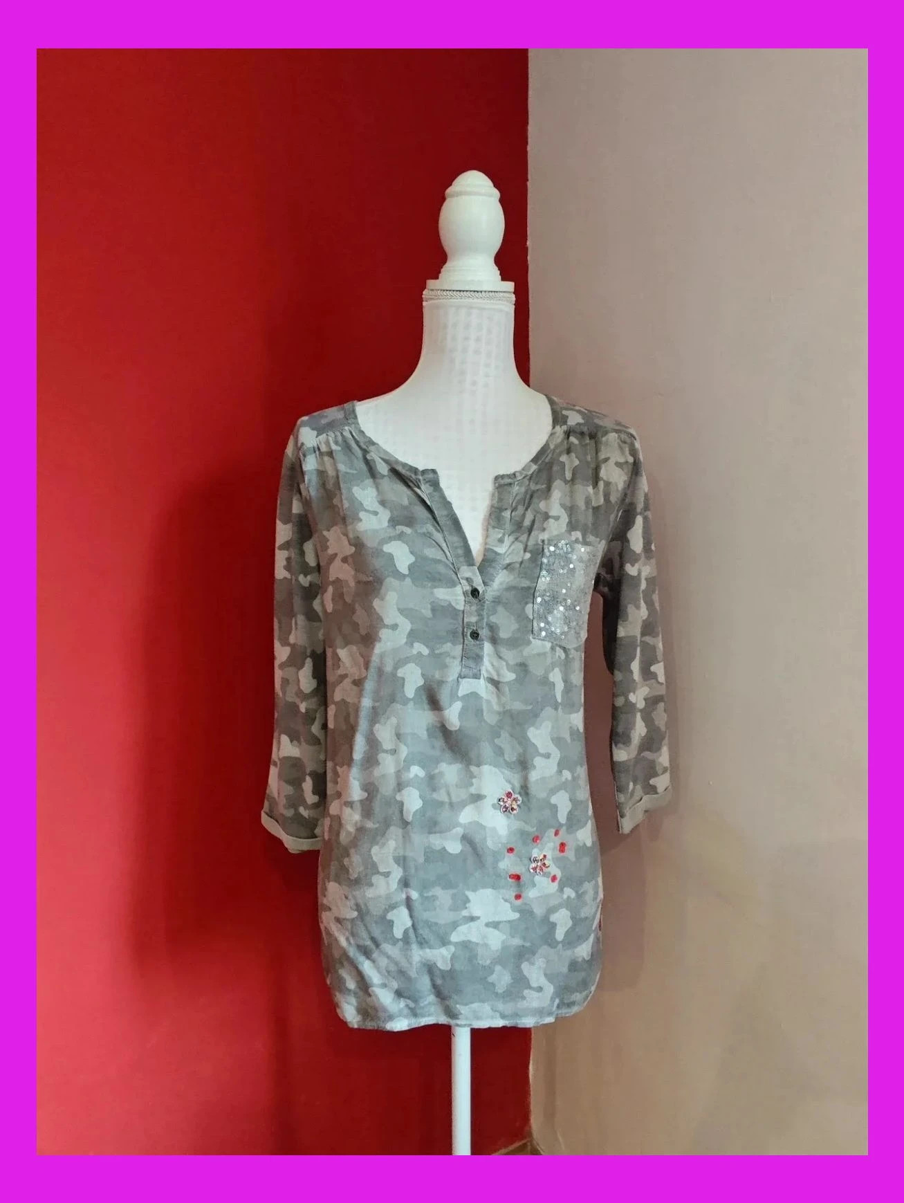 🌺Camiseta con estampado camuflaje tonos grises con bolsillo de lentejuelas