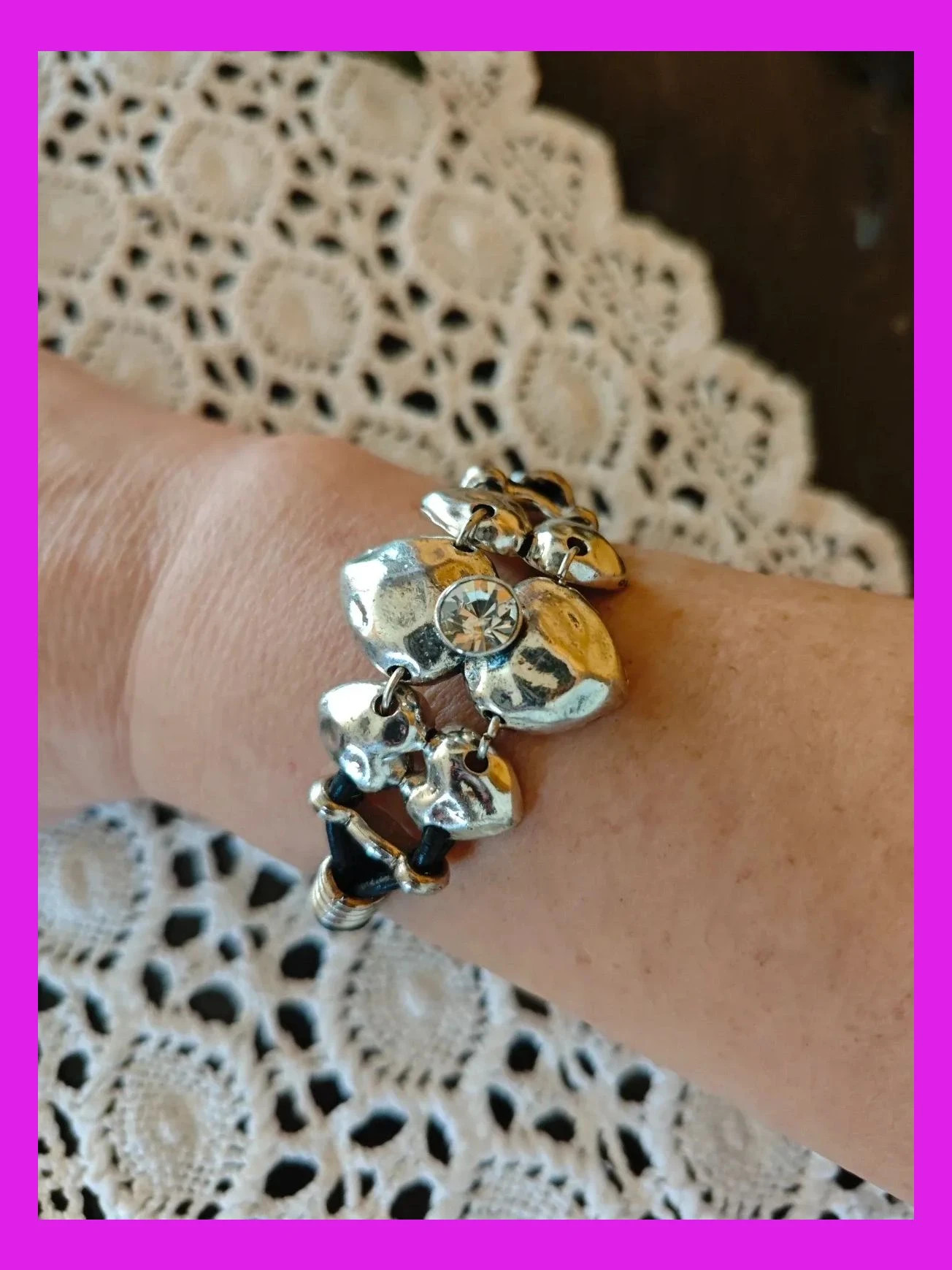 🌺Pulsera corazones plateados con brillante y cordón negro