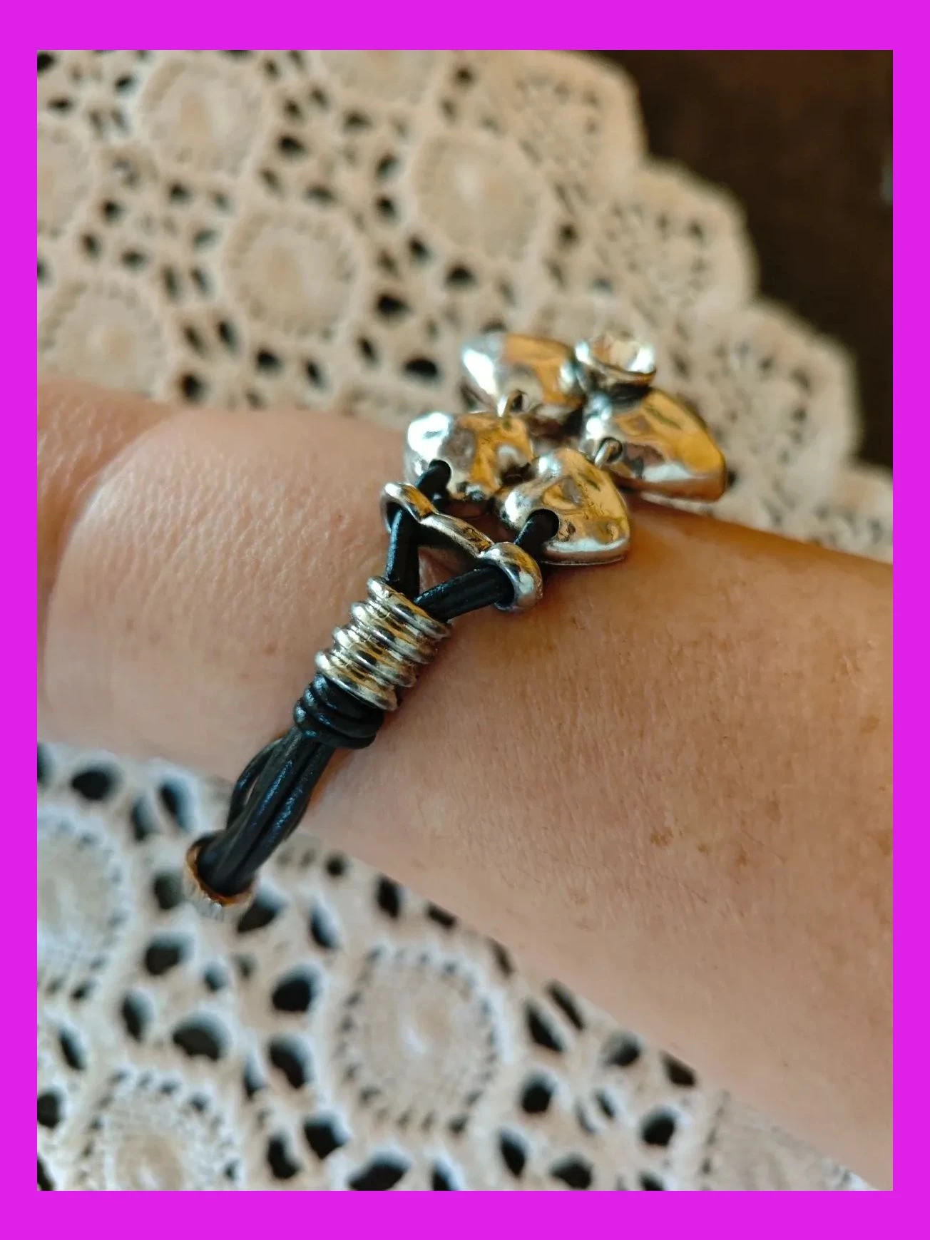 🌺Pulsera corazones plateados con brillante y cordón negro – Love 2