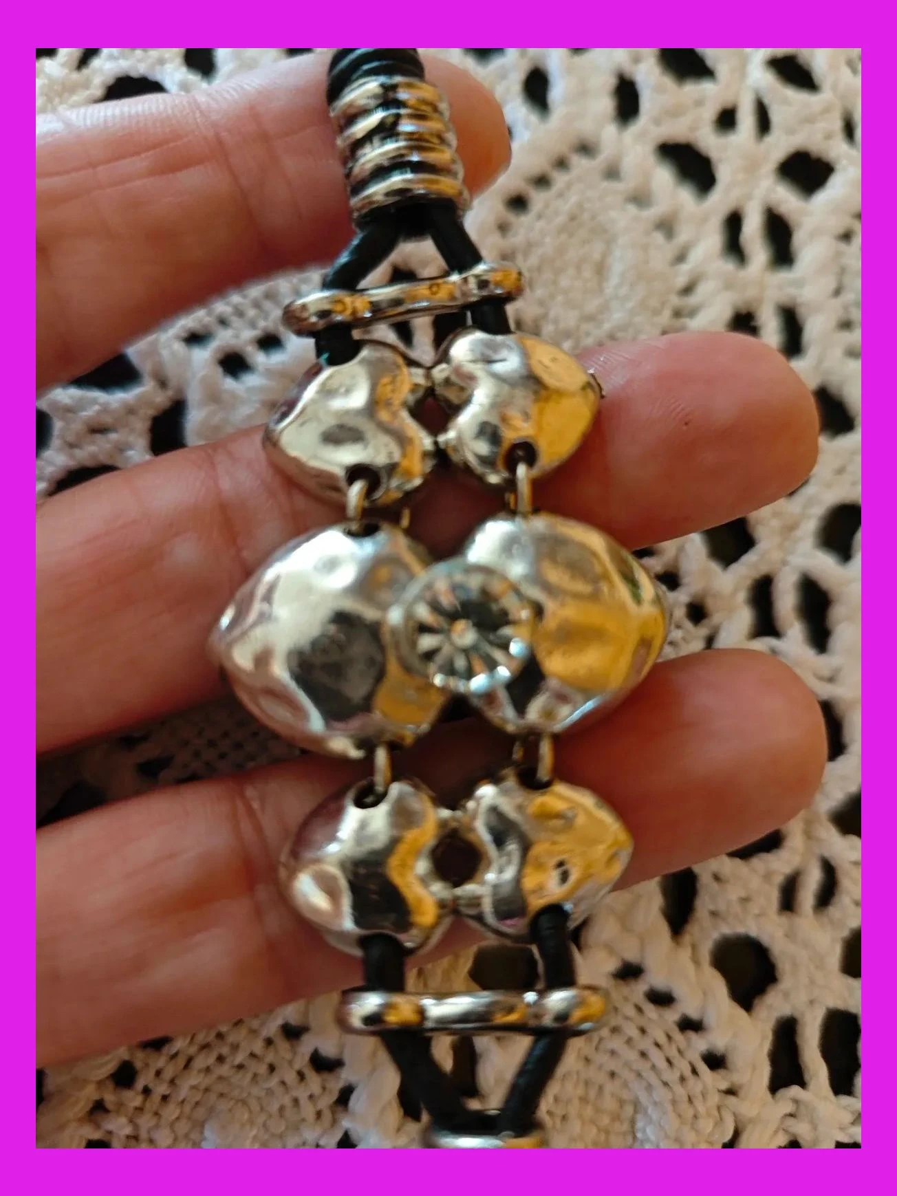 🌺Pulsera corazones plateados con brillante y cordón negro – Love 3