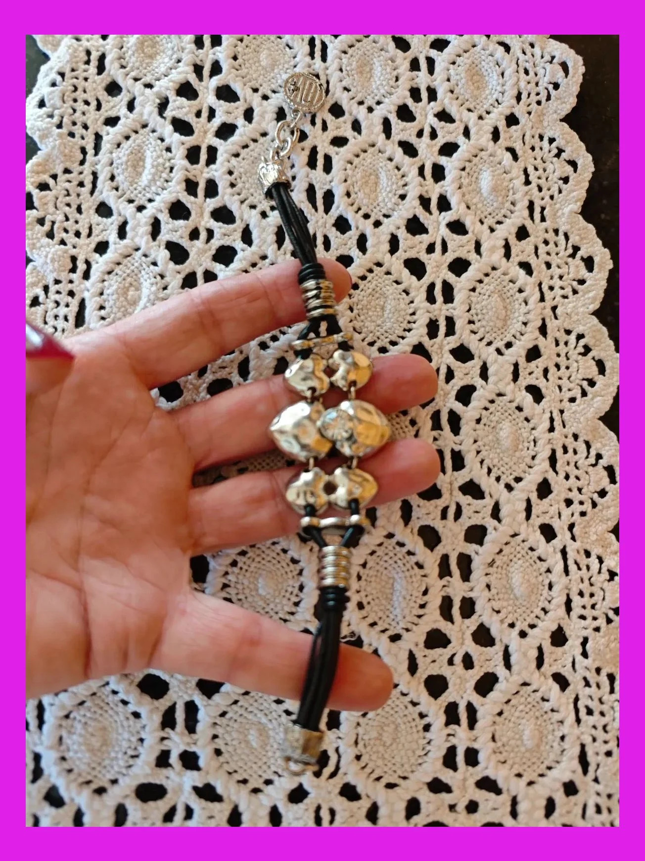 🌺Pulsera corazones plateados con brillante y cordón negro – Love 4