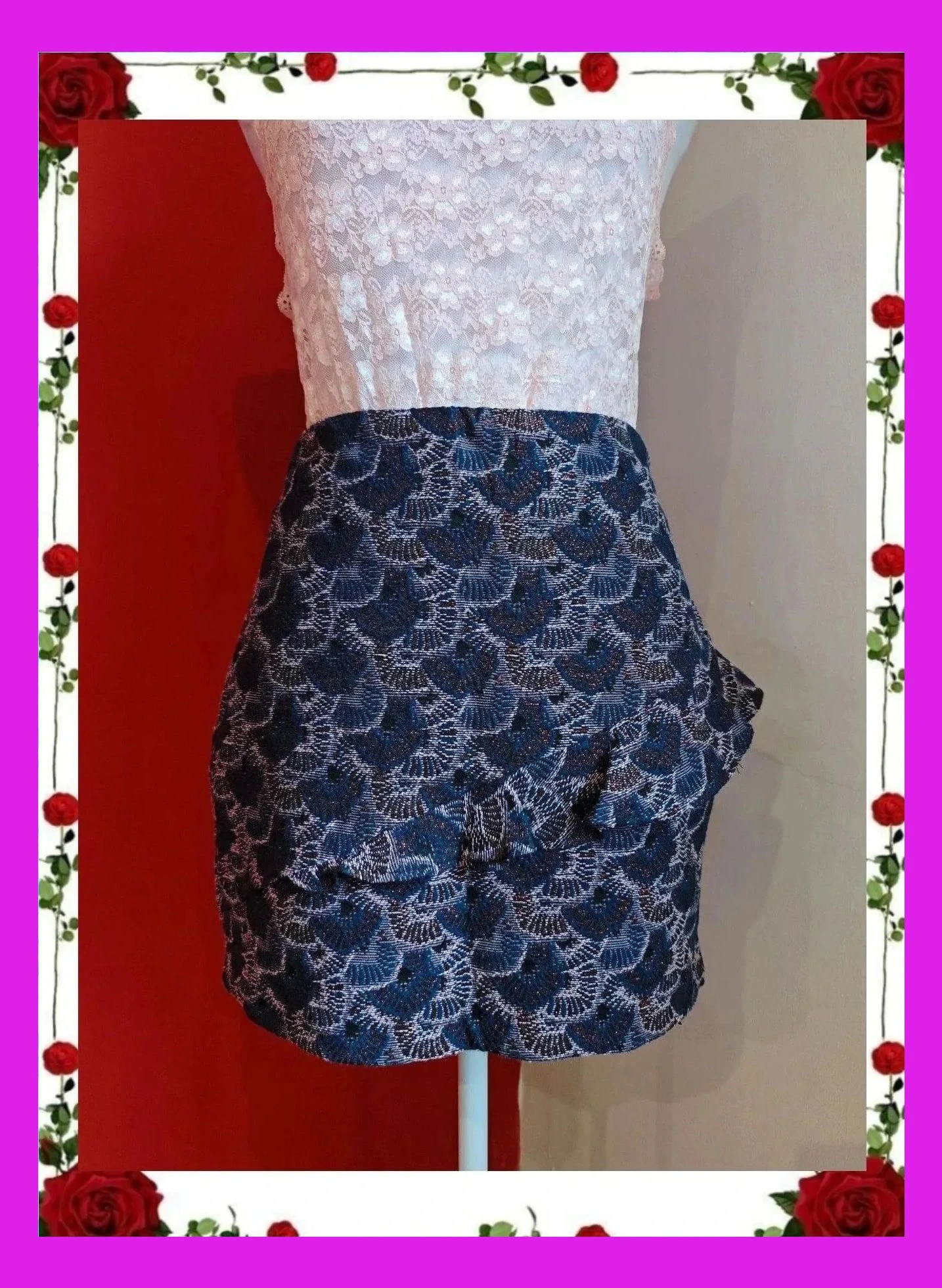 🌺Minifalda azul marino con tonos rosas y brillos rojos y volante cruzado, talla S – Bershka – taille S / 36 / 8 2