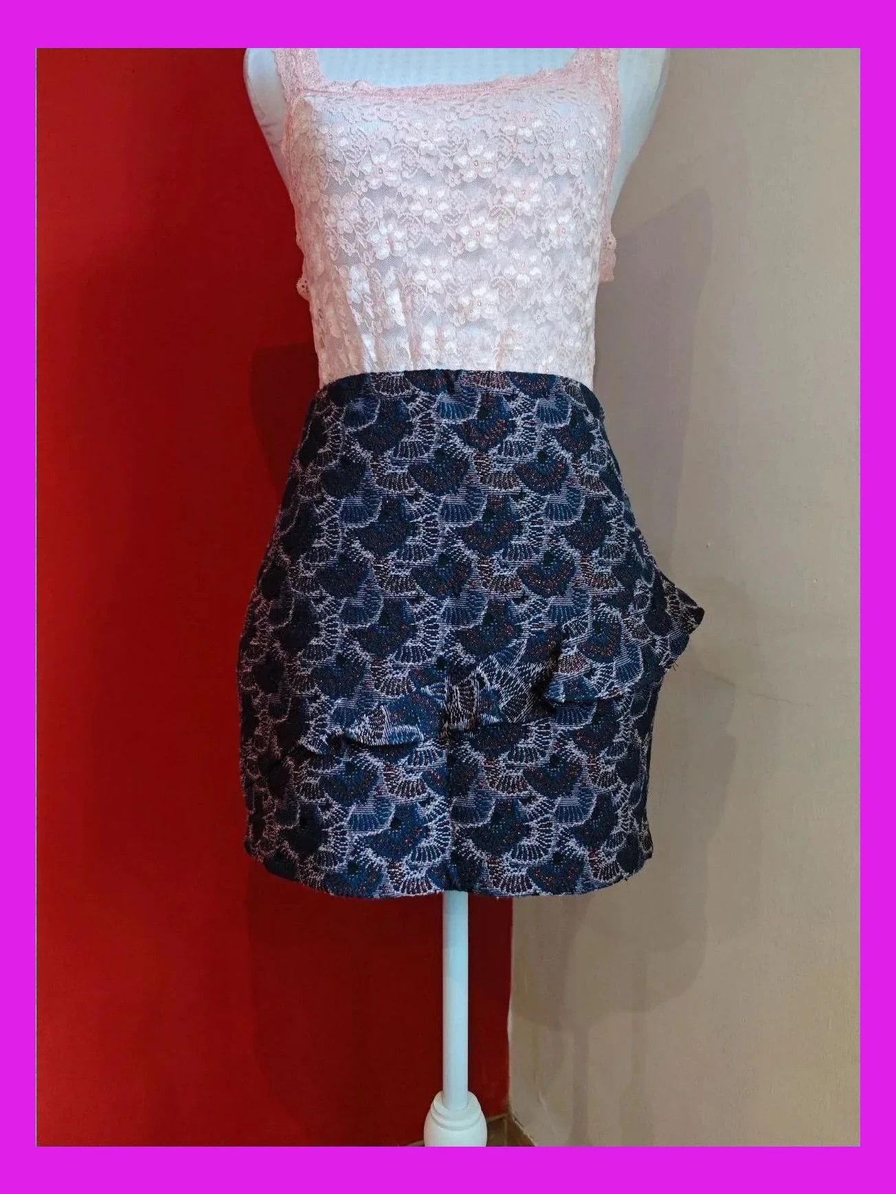 🌺Minifalda azul marino con tonos rosas y brillos rojos y volante cruzado, talla S – Bershka – taille S / 36 / 8 3
